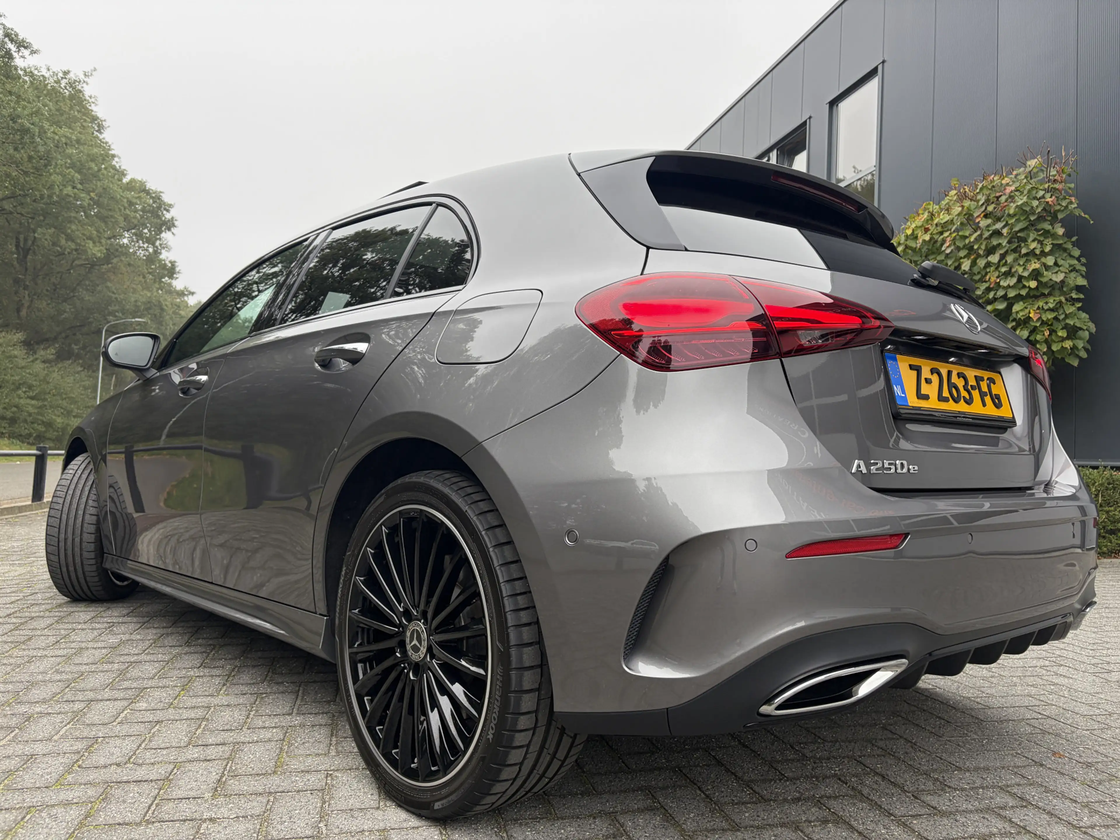 Mercedes-Benz A 250 e AMG Line Panoramadak — photo 4