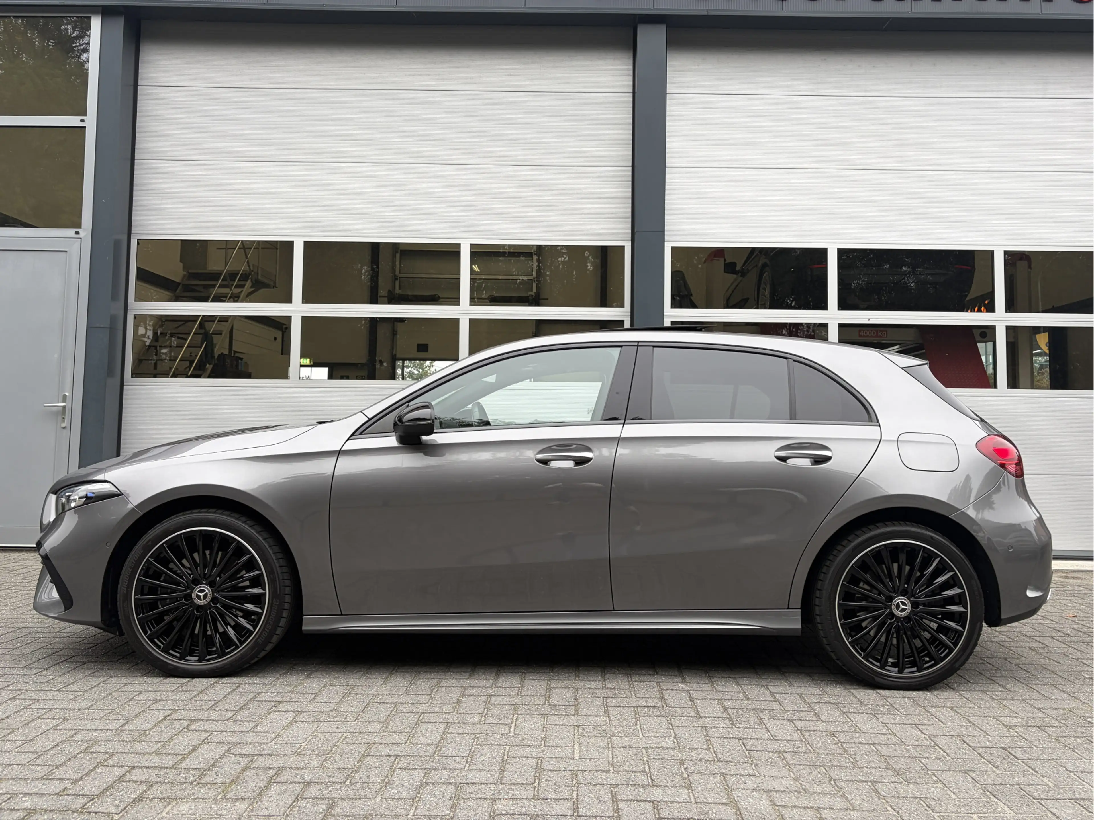 Mercedes-Benz A 250 e AMG Line Panoramadak — photo 5