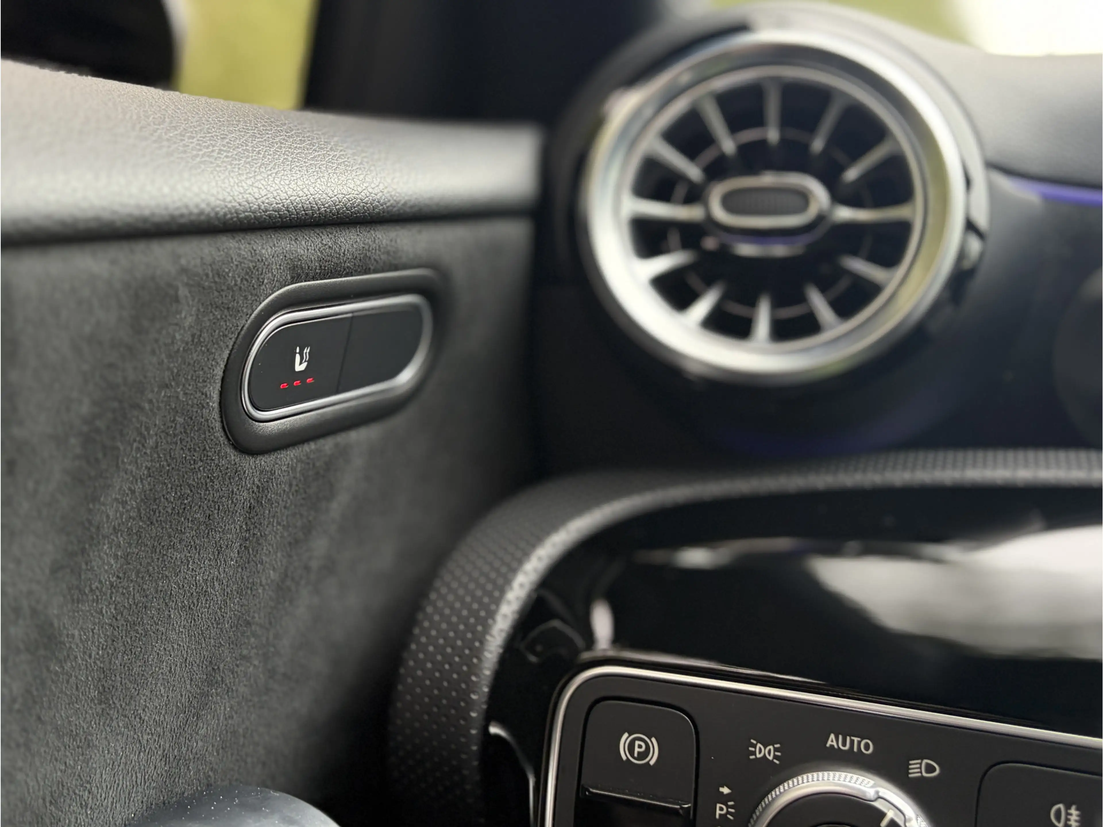 Mercedes-Benz A 250 e AMG Line Panoramadak — photo 44