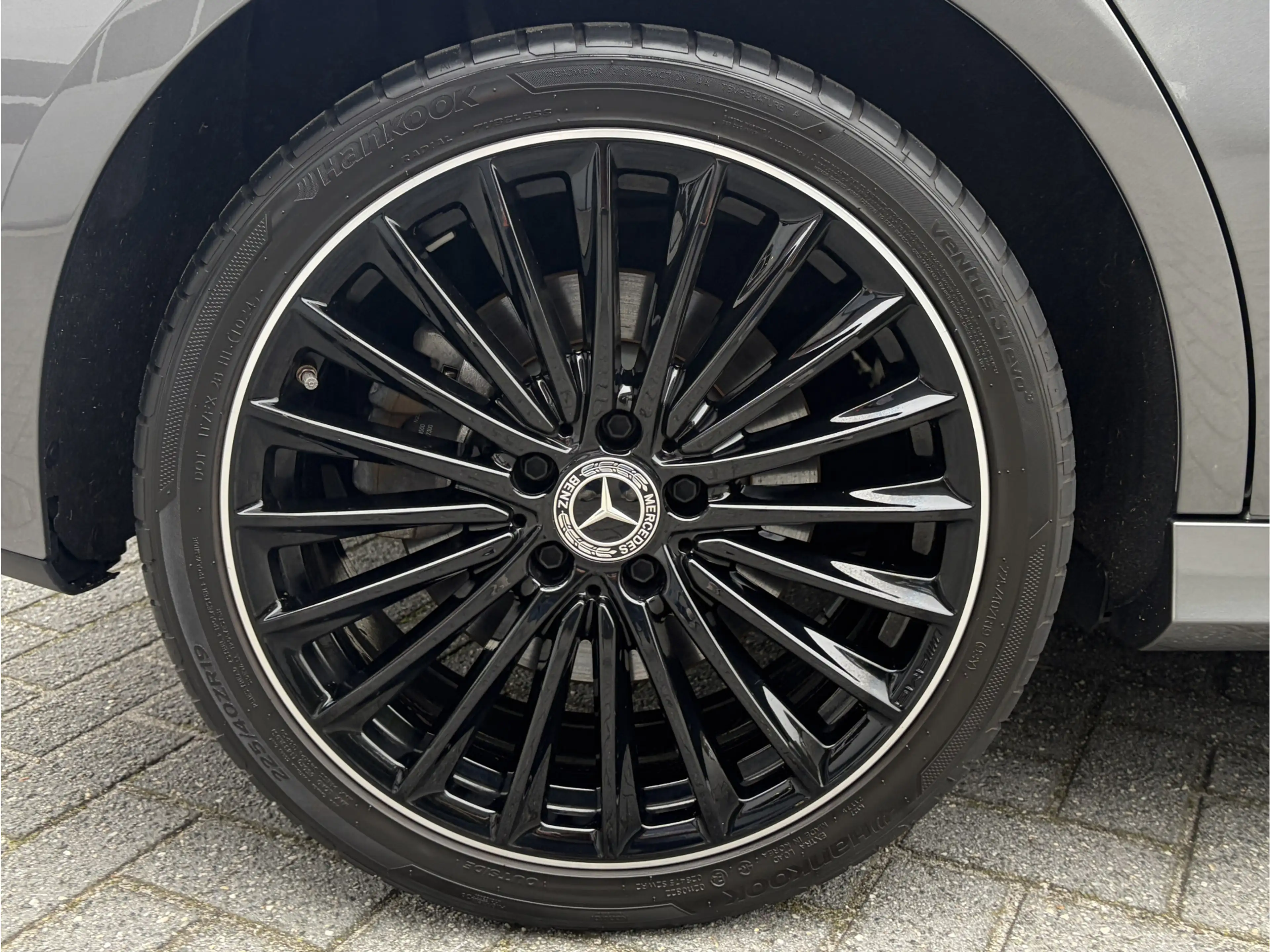 Mercedes-Benz A 250 e AMG Line Panoramadak — photo 30