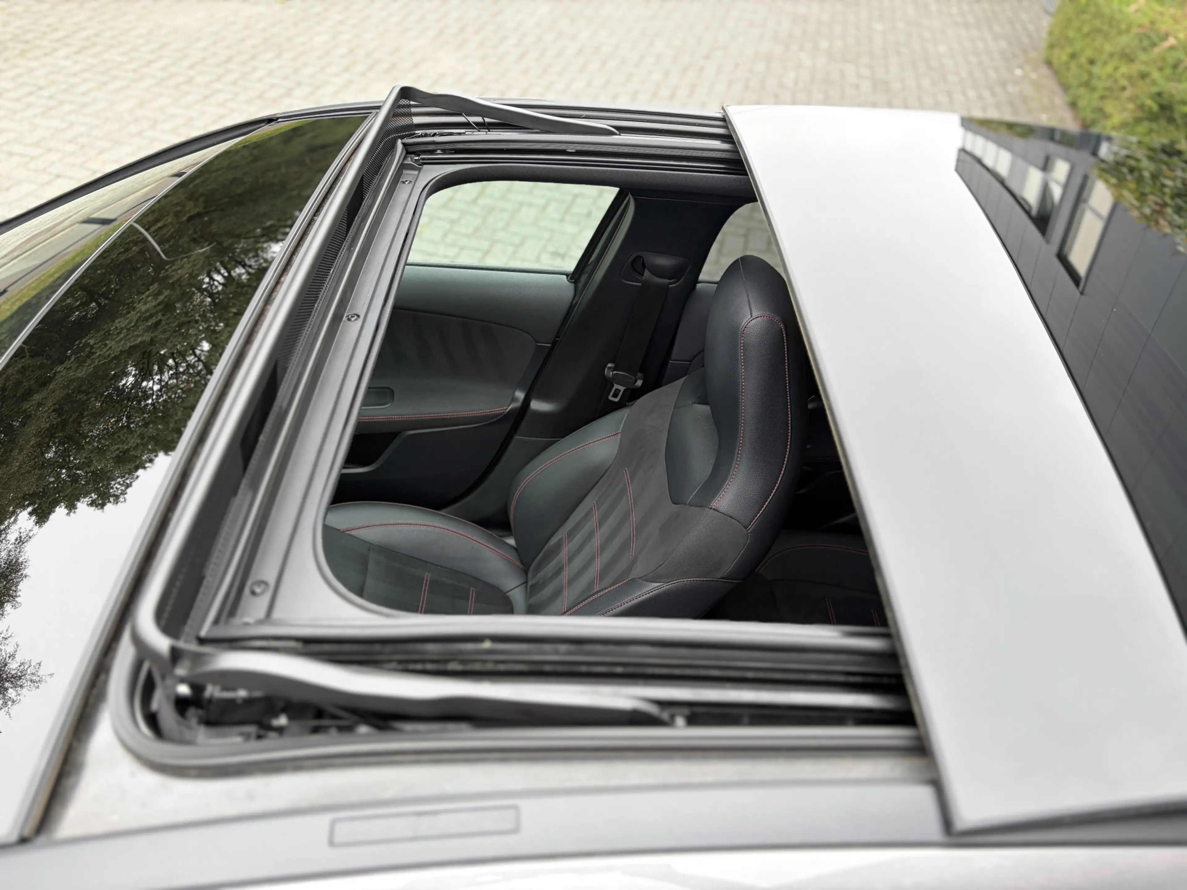 Mercedes-Benz A 250 e AMG Line Panoramadak — photo 2