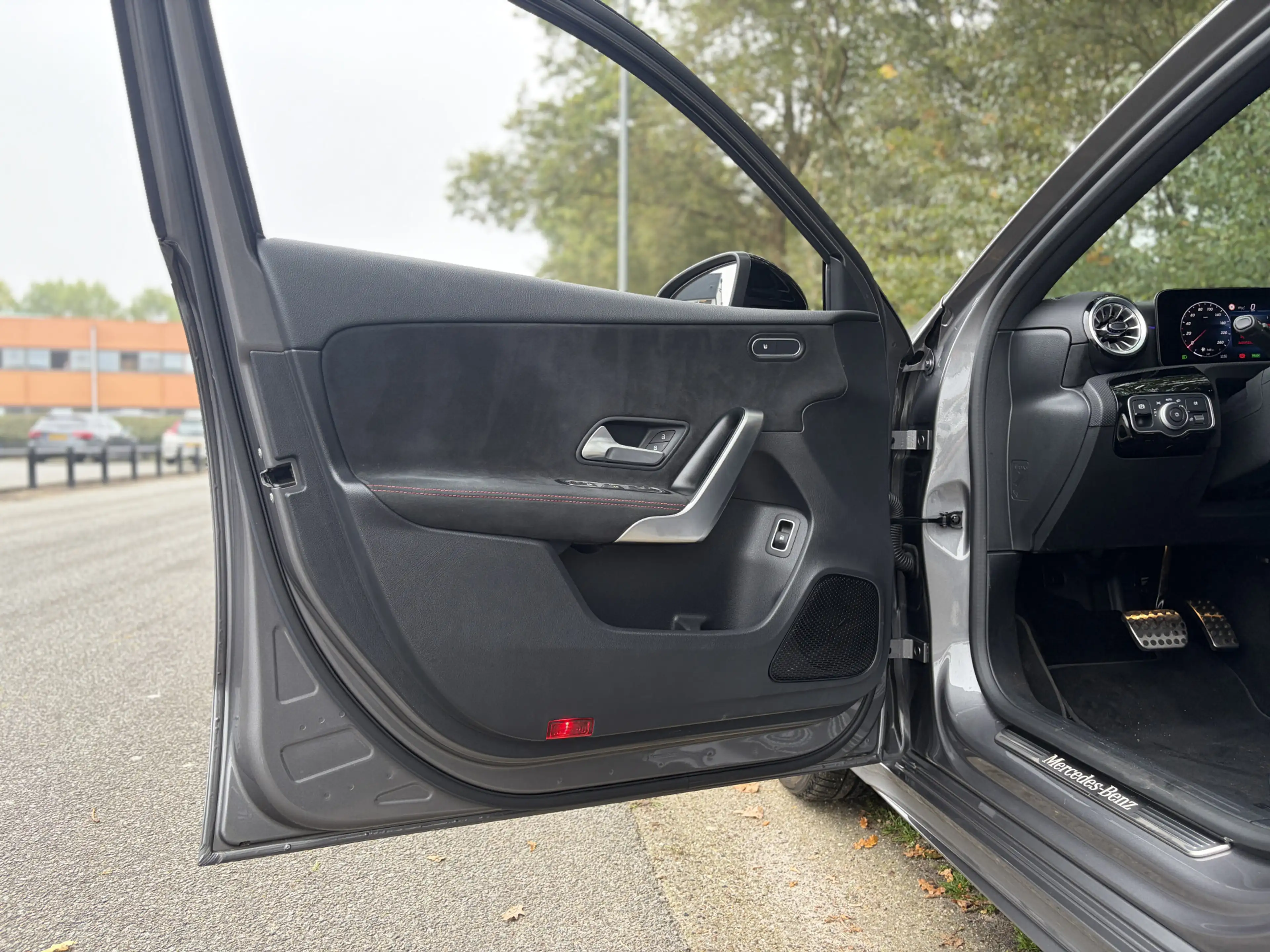 Mercedes-Benz A 250 e AMG Line Panoramadak — photo 49
