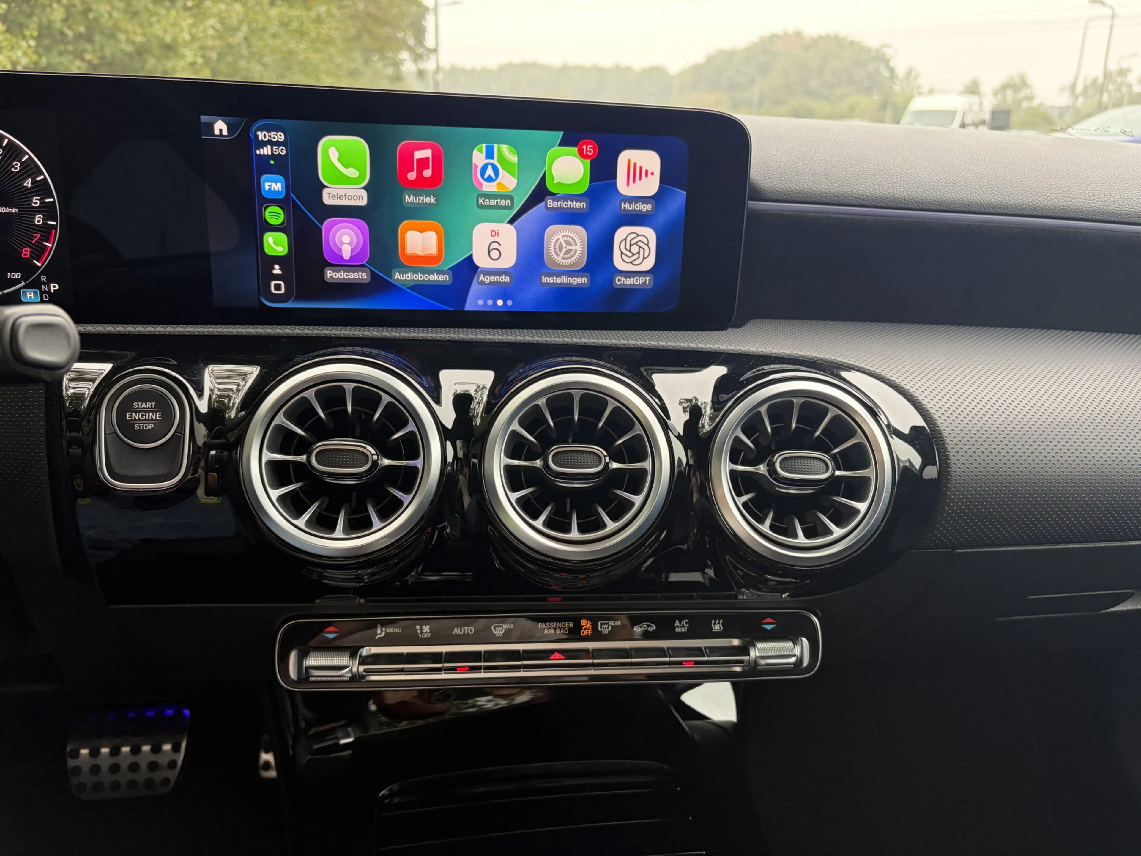 Mercedes-Benz A 250 e AMG Line Panoramadak — photo 18