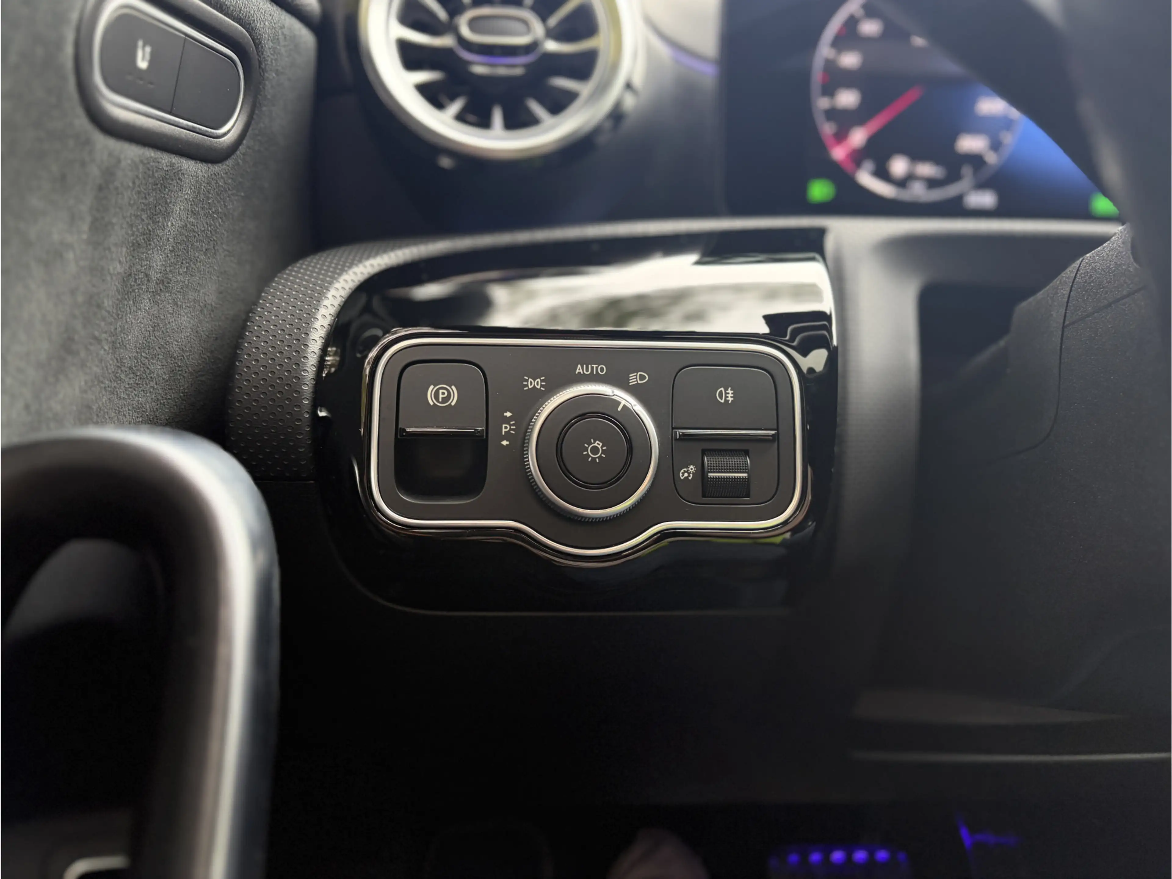 Mercedes-Benz A 250 e AMG Line Panoramadak — photo 43