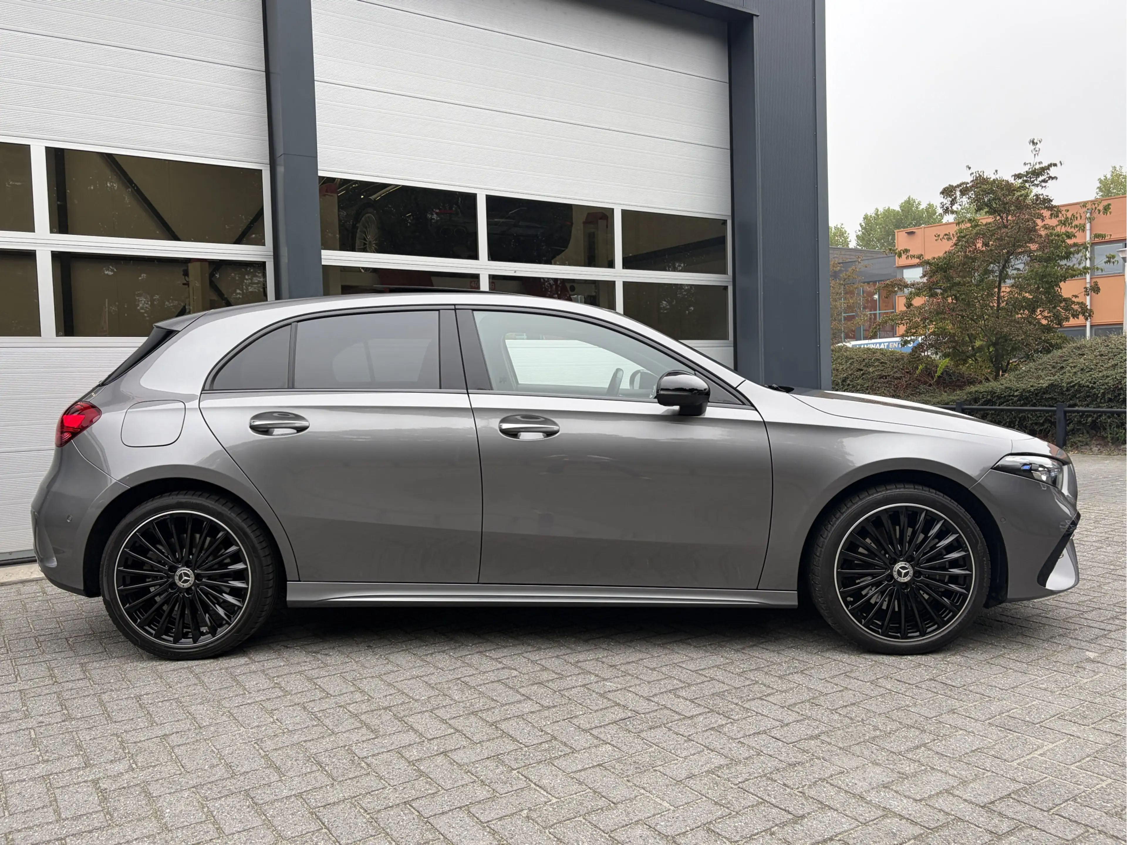 Mercedes-Benz A 250 e AMG Line Panoramadak — photo 38