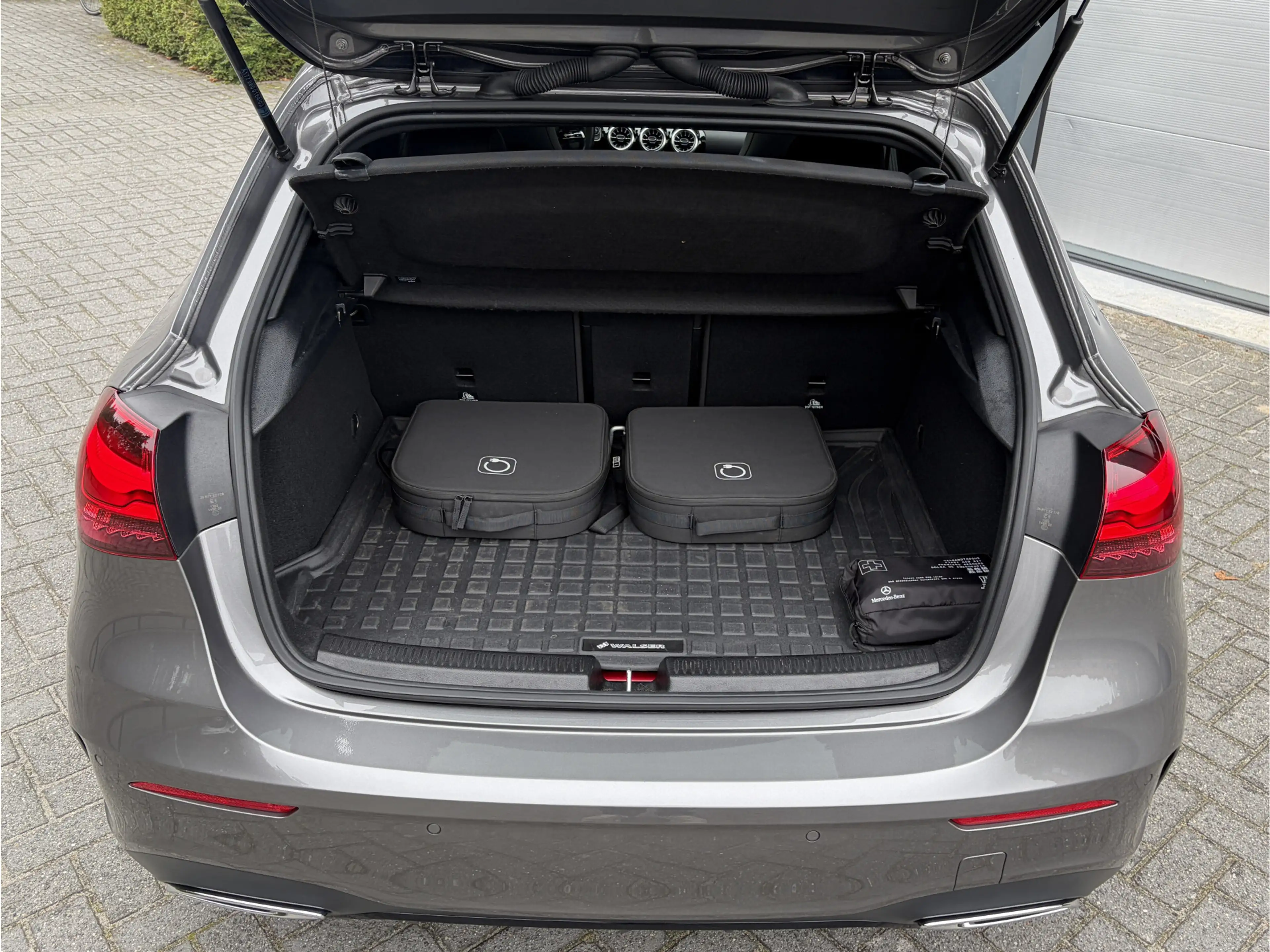 Mercedes-Benz A 250 e AMG Line Panoramadak — photo 35