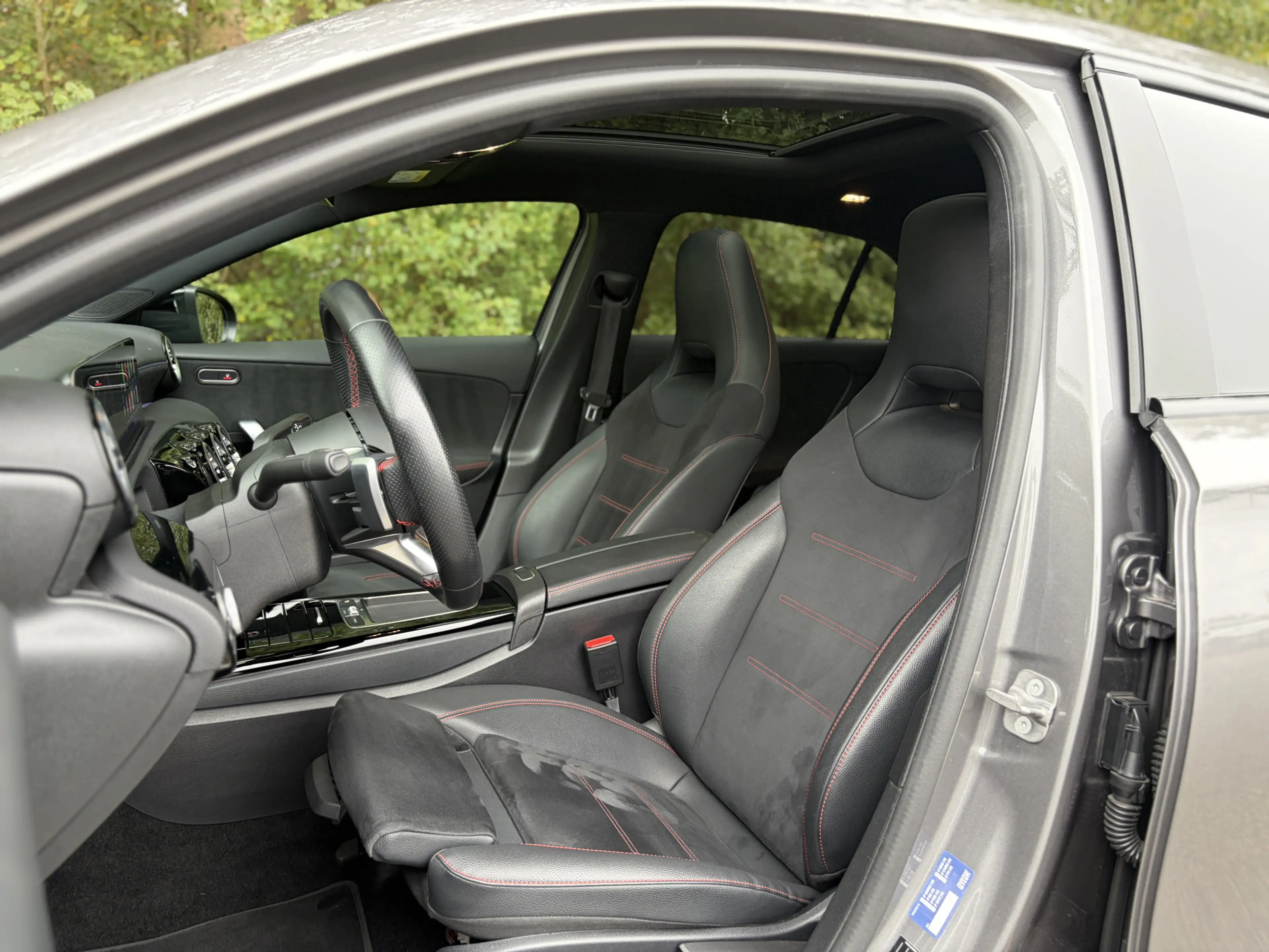 Mercedes-Benz A 250 e AMG Line Panoramadak — photo 12