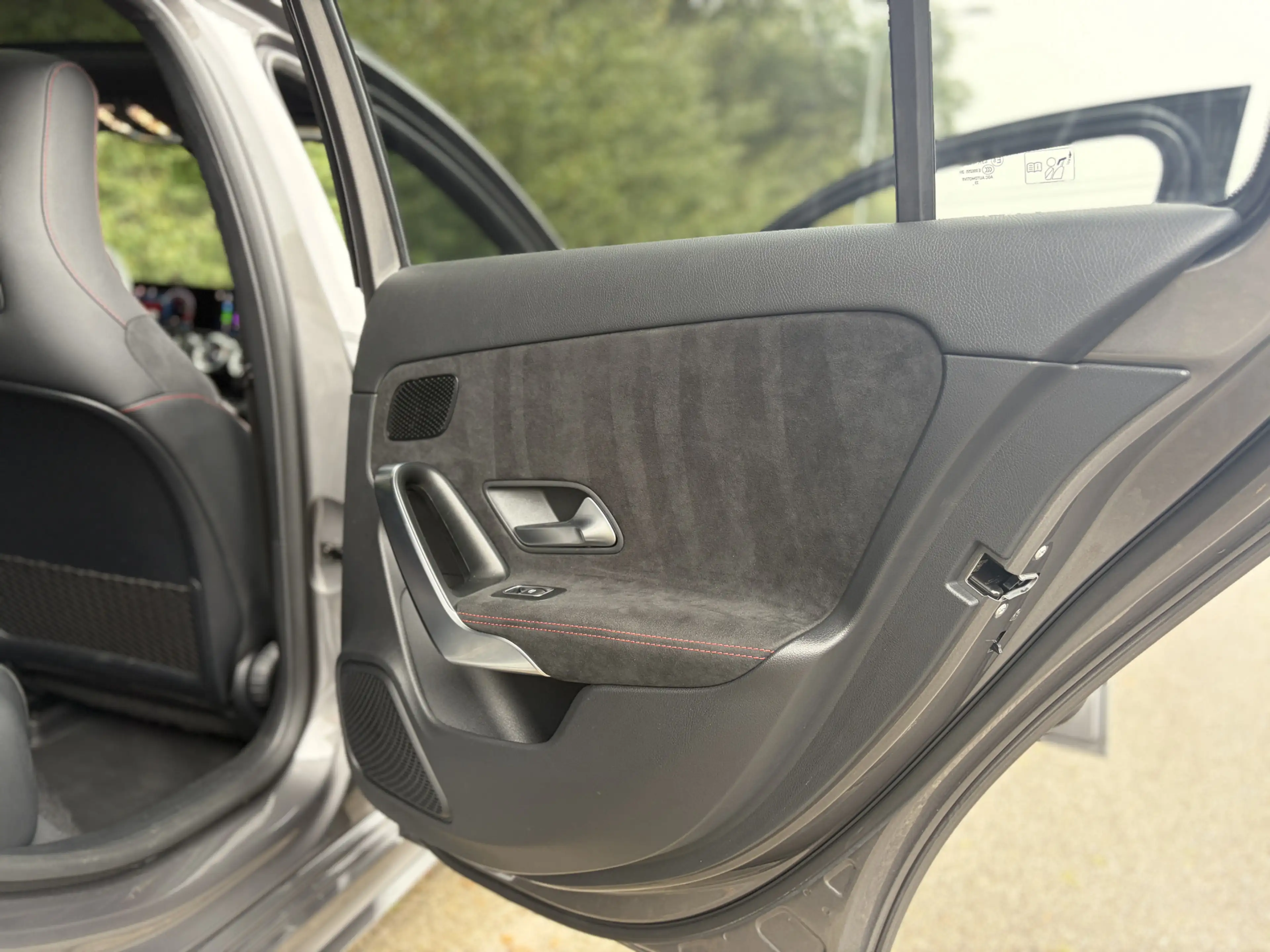 Mercedes-Benz A 250 e AMG Line Panoramadak — photo 46