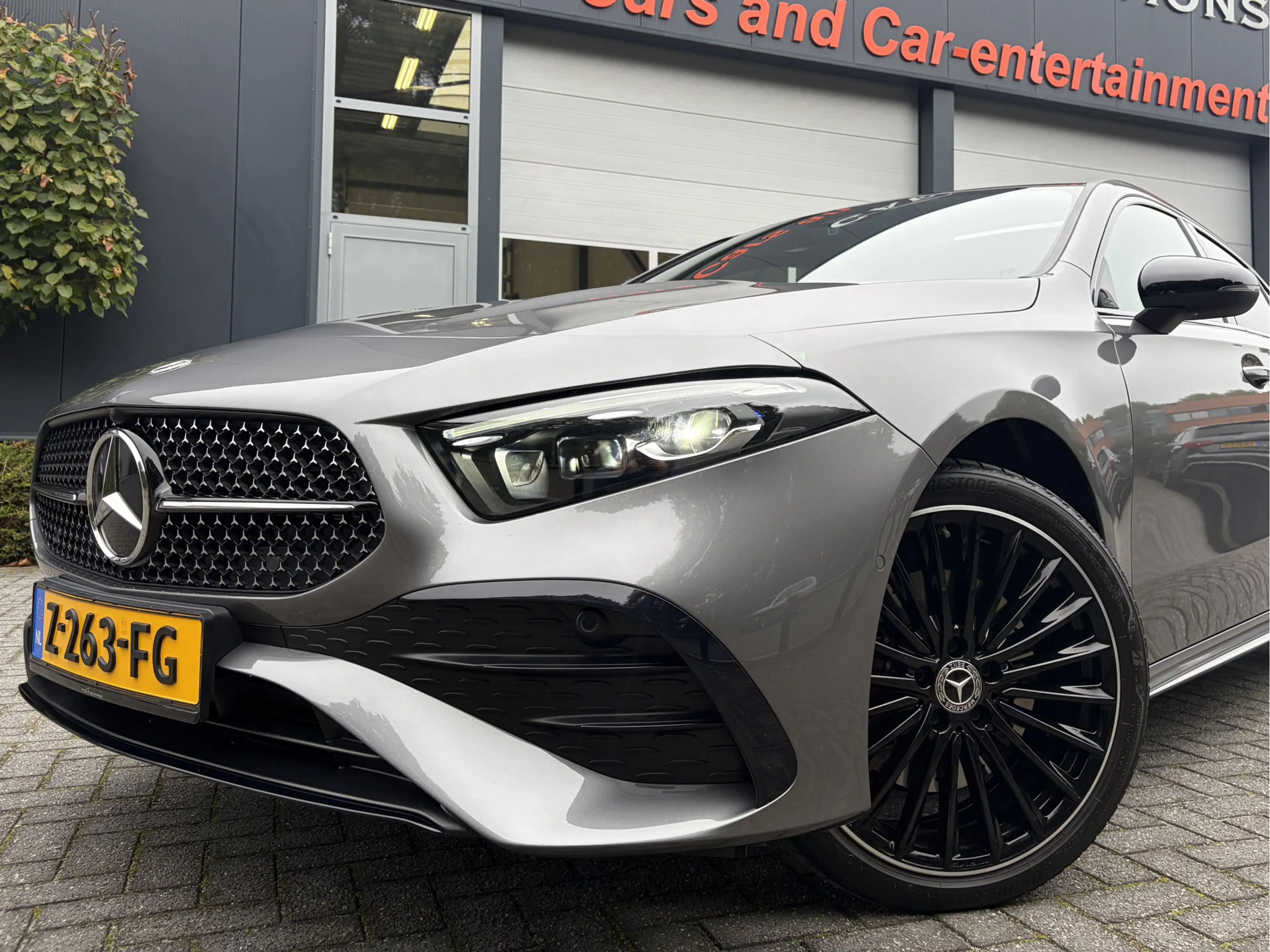 Mercedes-Benz A 250 e AMG Line Panoramadak — photo 9