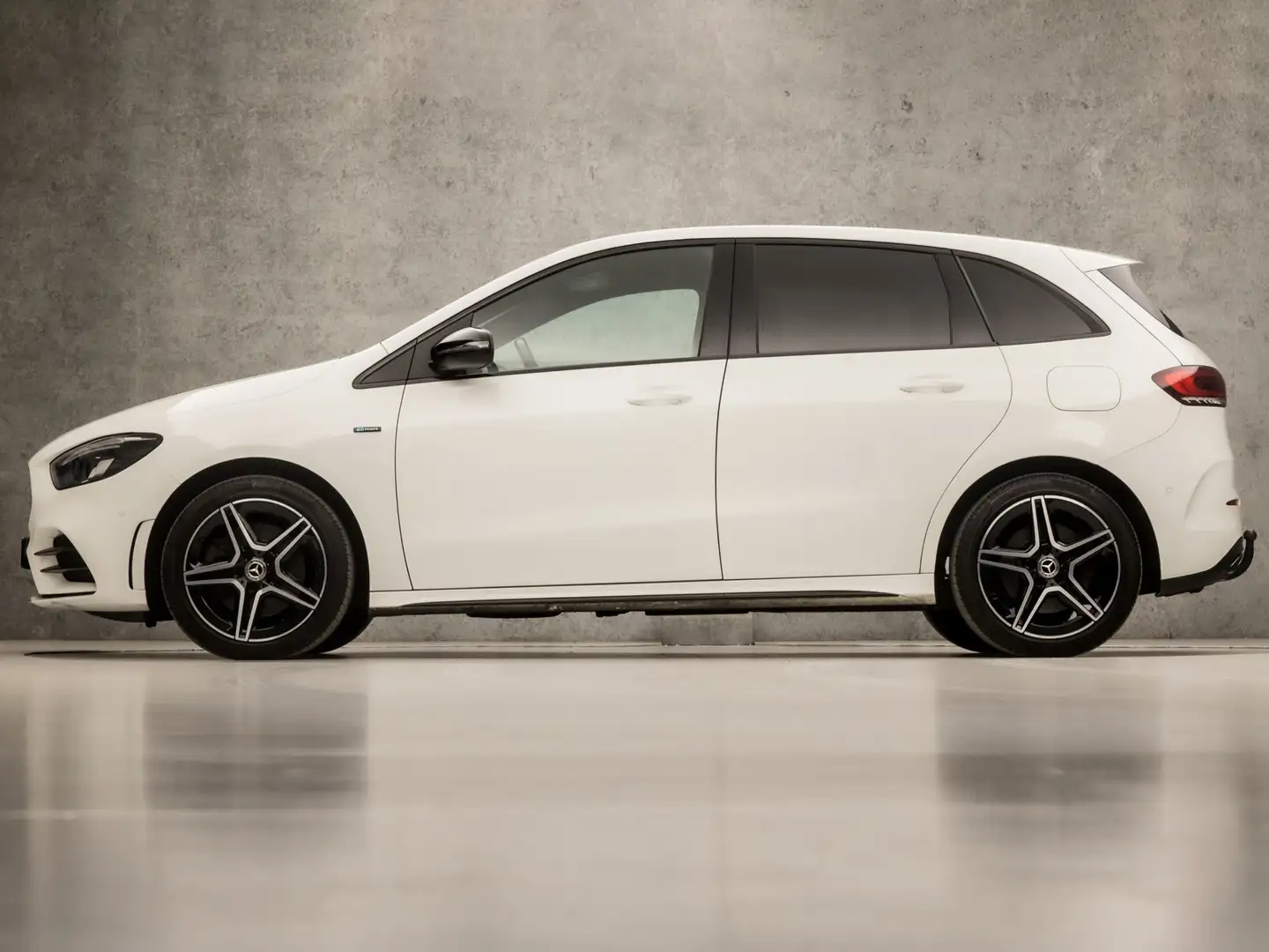 Mercedes-Benz B 250 e AMG Sport 218Pk Automaat (APPLE CARPLAY, GROOT N Alb - 2