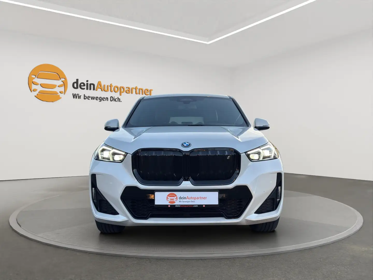 BMW iX1 30 xDrive M Sport LED/LEDER/AHK/HUD/360° Kamera/WI Blanc - 2