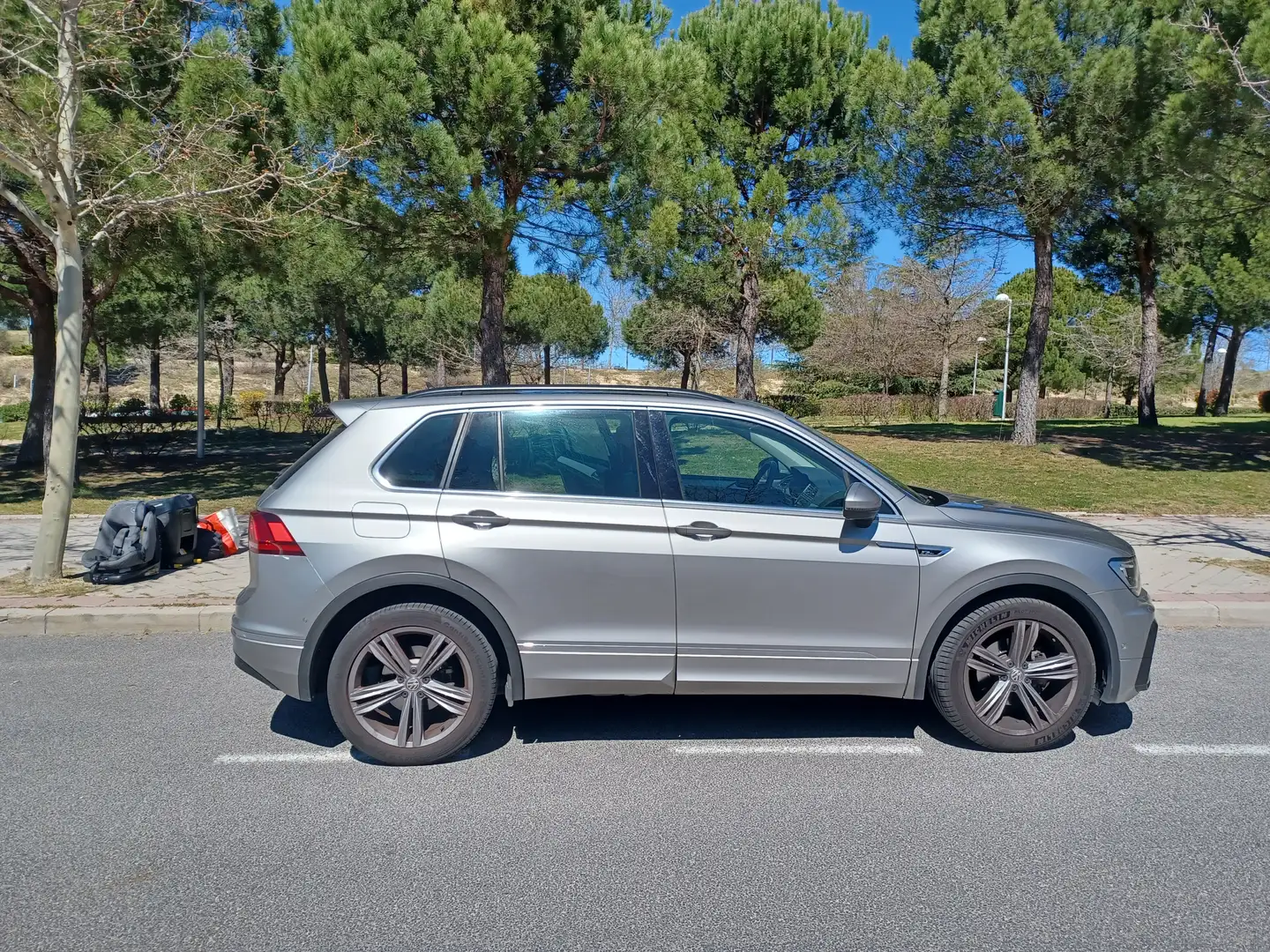 Volkswagen Tiguan Tiguan 2.0TDI BMT R-Line 4Motion DSG 150 R-Line Plateado - 1