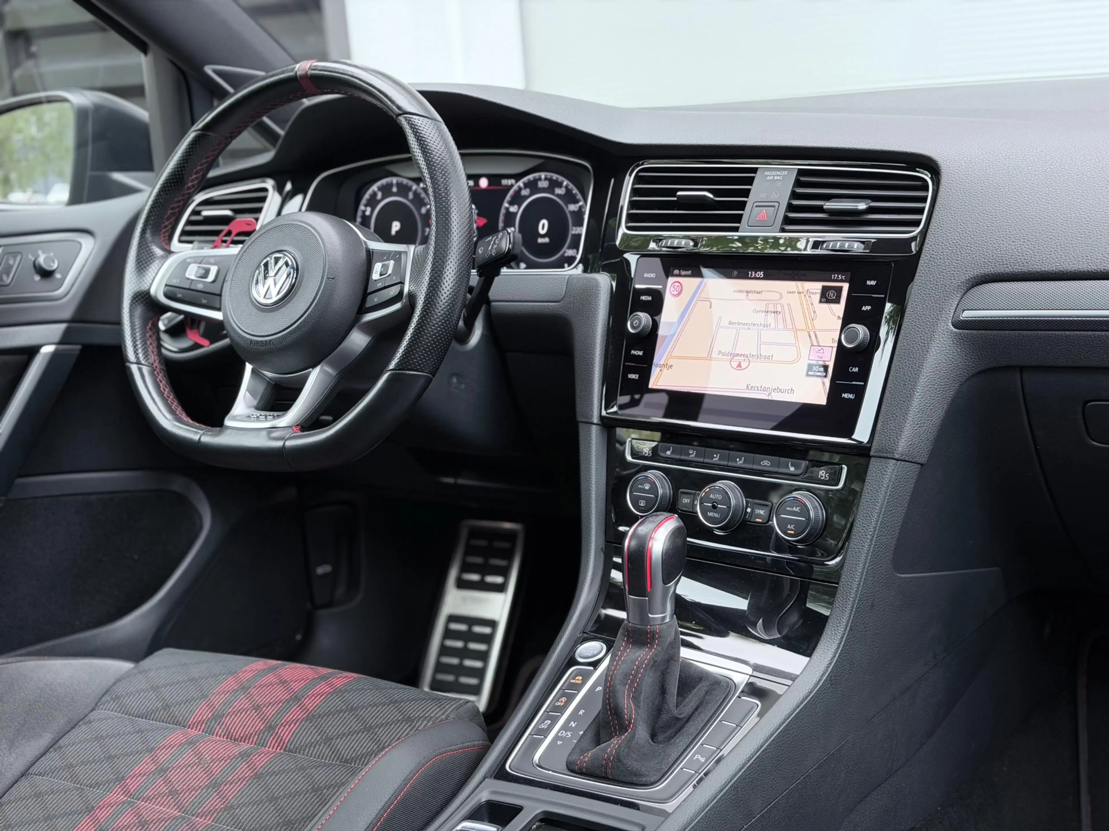 Volkswagen Golf GTI 2.0 TSI TCR Pano/Keyless/Camera — photo 16