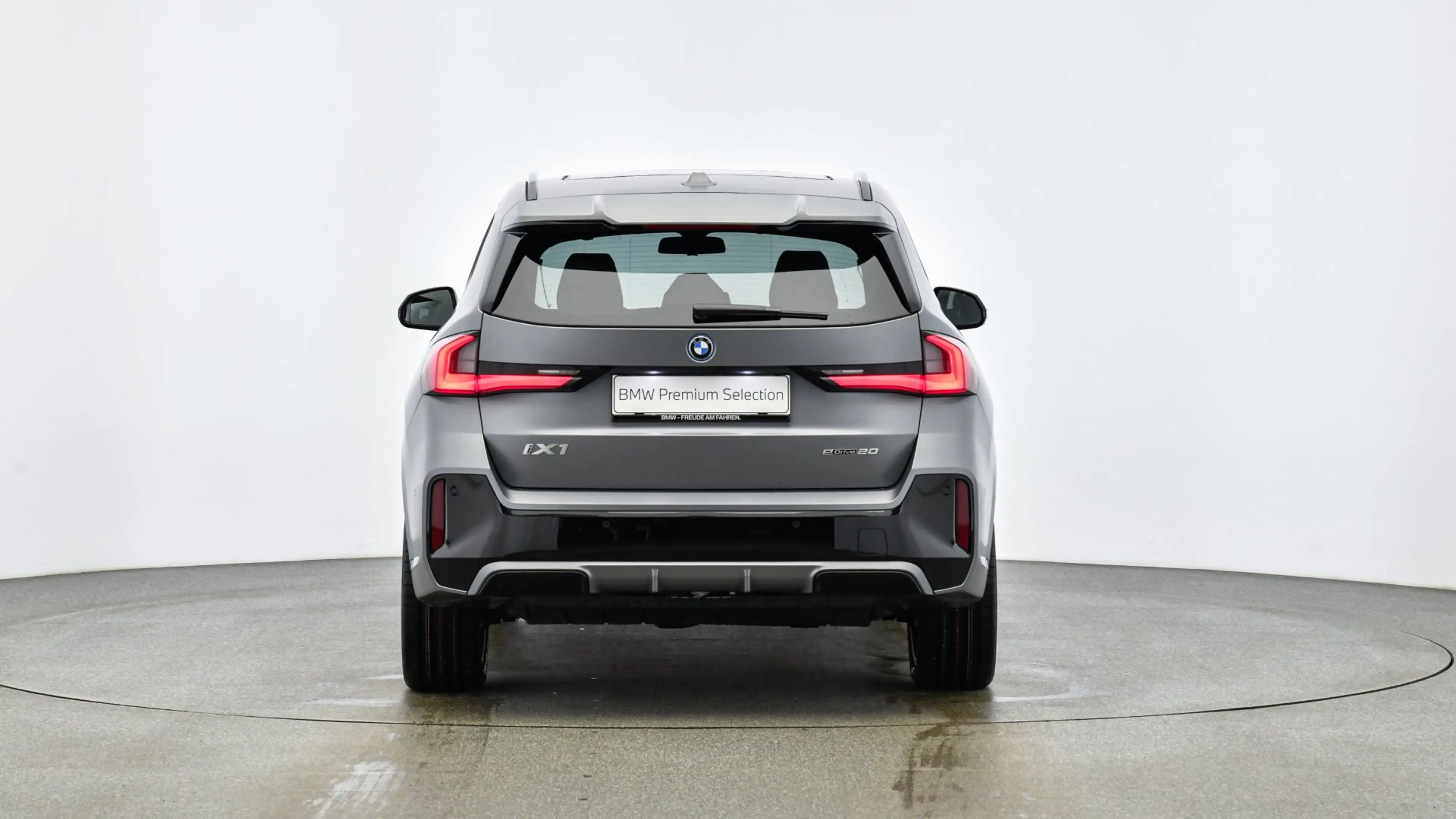 BMW iX1 eDrive20 M-Sportpaket Pro — photo 2