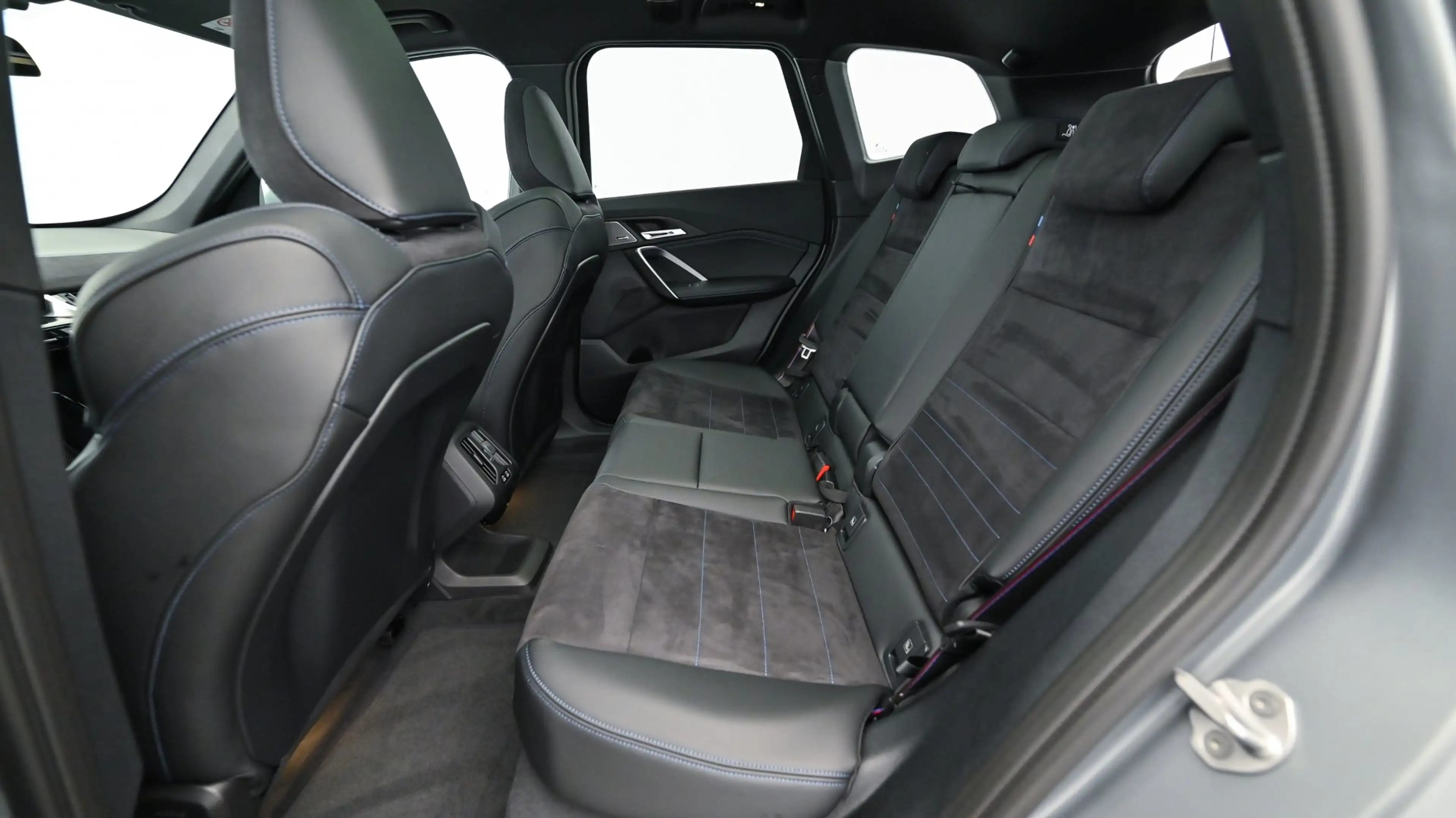 BMW iX1 eDrive20 M-Sportpaket Pro — photo 12