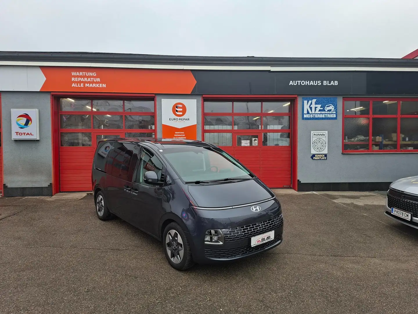 Hyundai STARIA Trend Line 2.2 CRDi 4WD/Automatik *AHV1500KG* Grau - 1