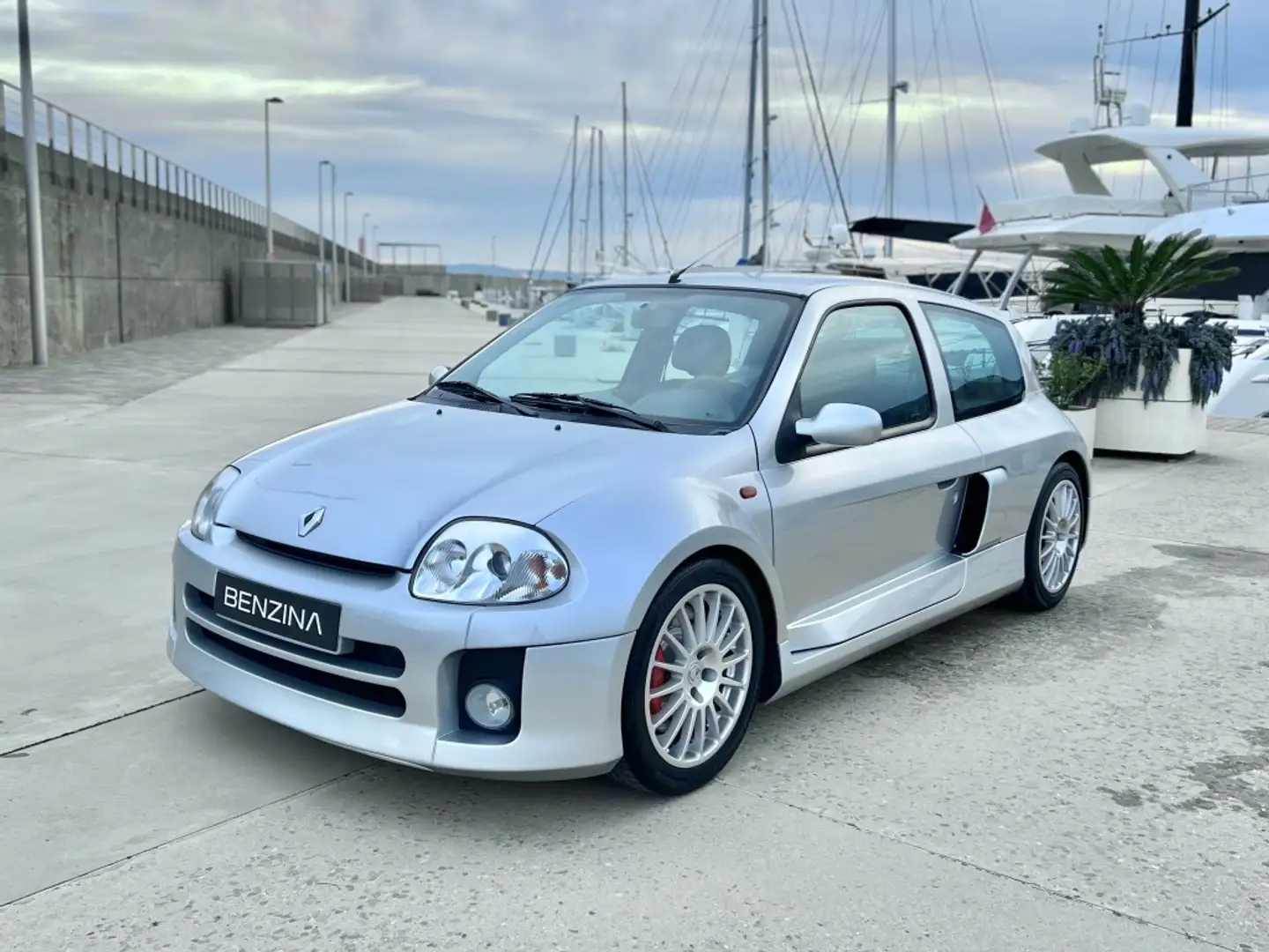 Renault Clio 3.0 V6 Sport Plateado - 1