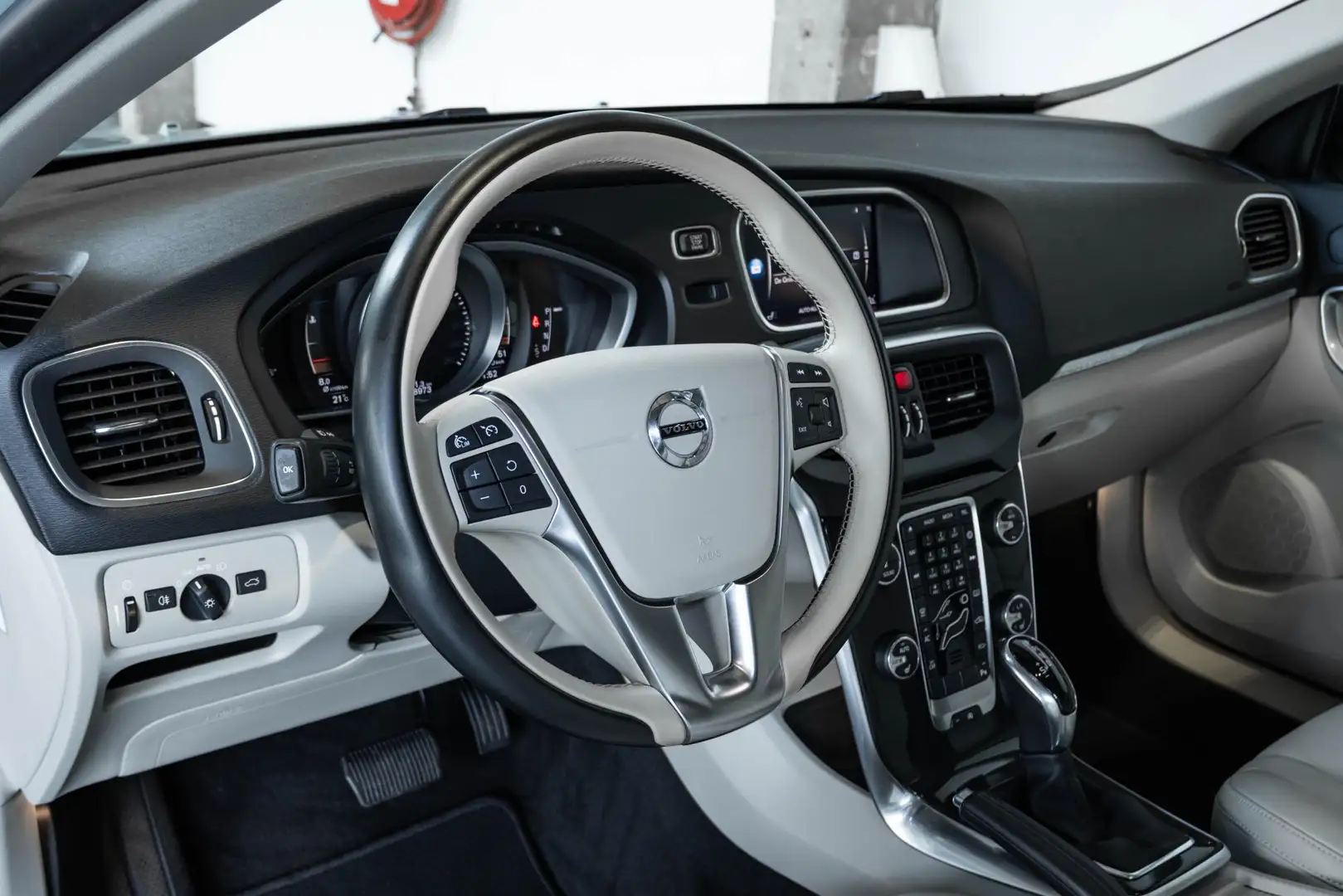 Volvo V40 Cross Country T3 Automaat Kinetic | Parkeerverwarming | Parkeers Azul - 2