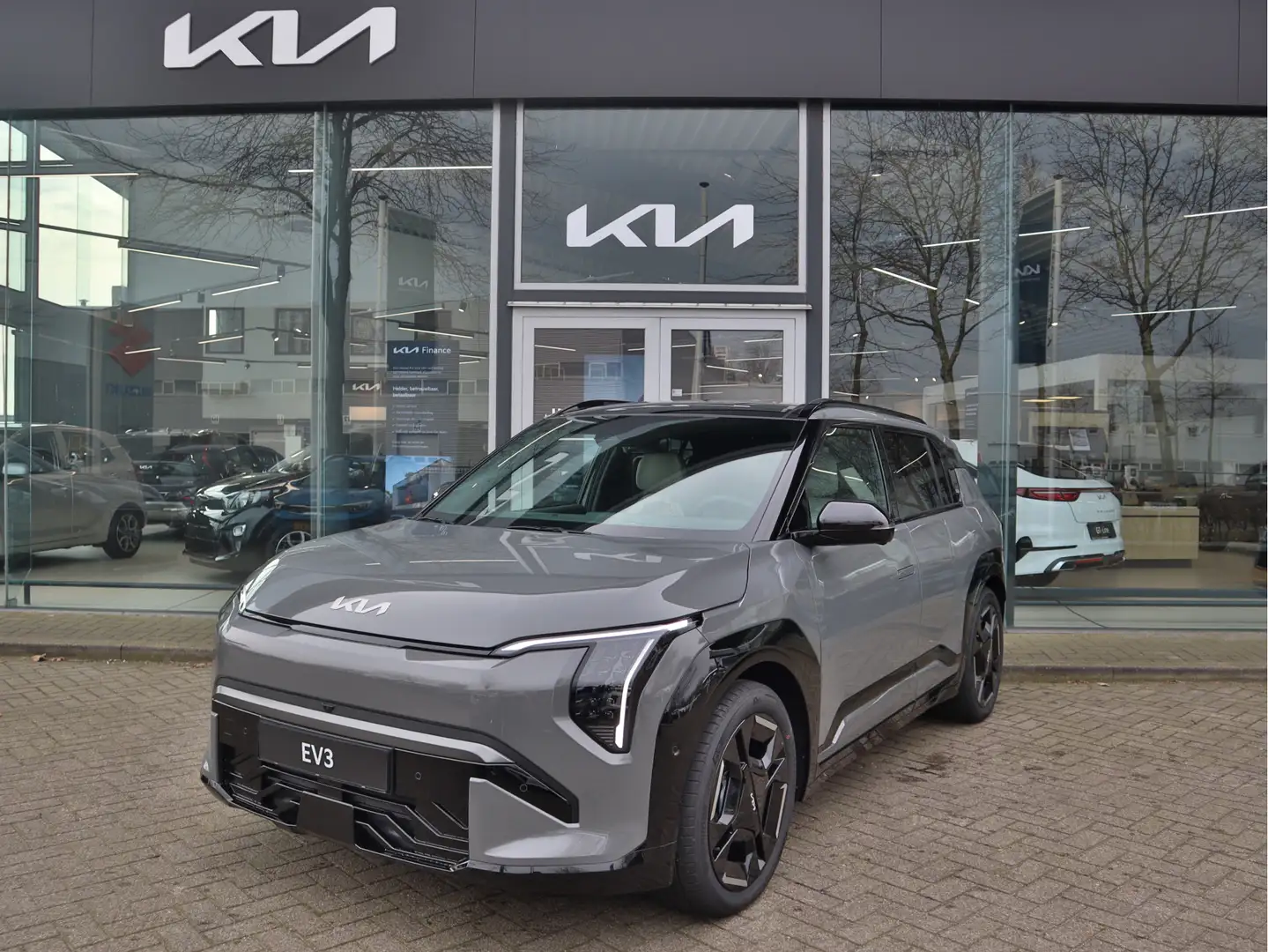 Kia EV3 GT-PlusLine 81.4 kWh Snel leverbaar! Navi+BT+360Ca Grijs - 1