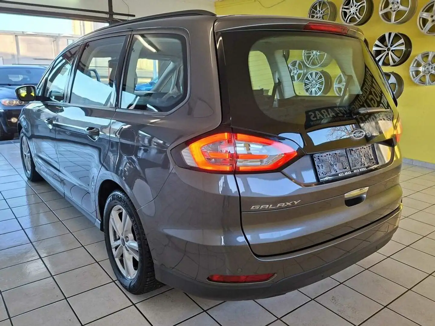 Ford Galaxy 2,0 TDCi Titanium Powershift 7-SITZER, AHK Grau - 2