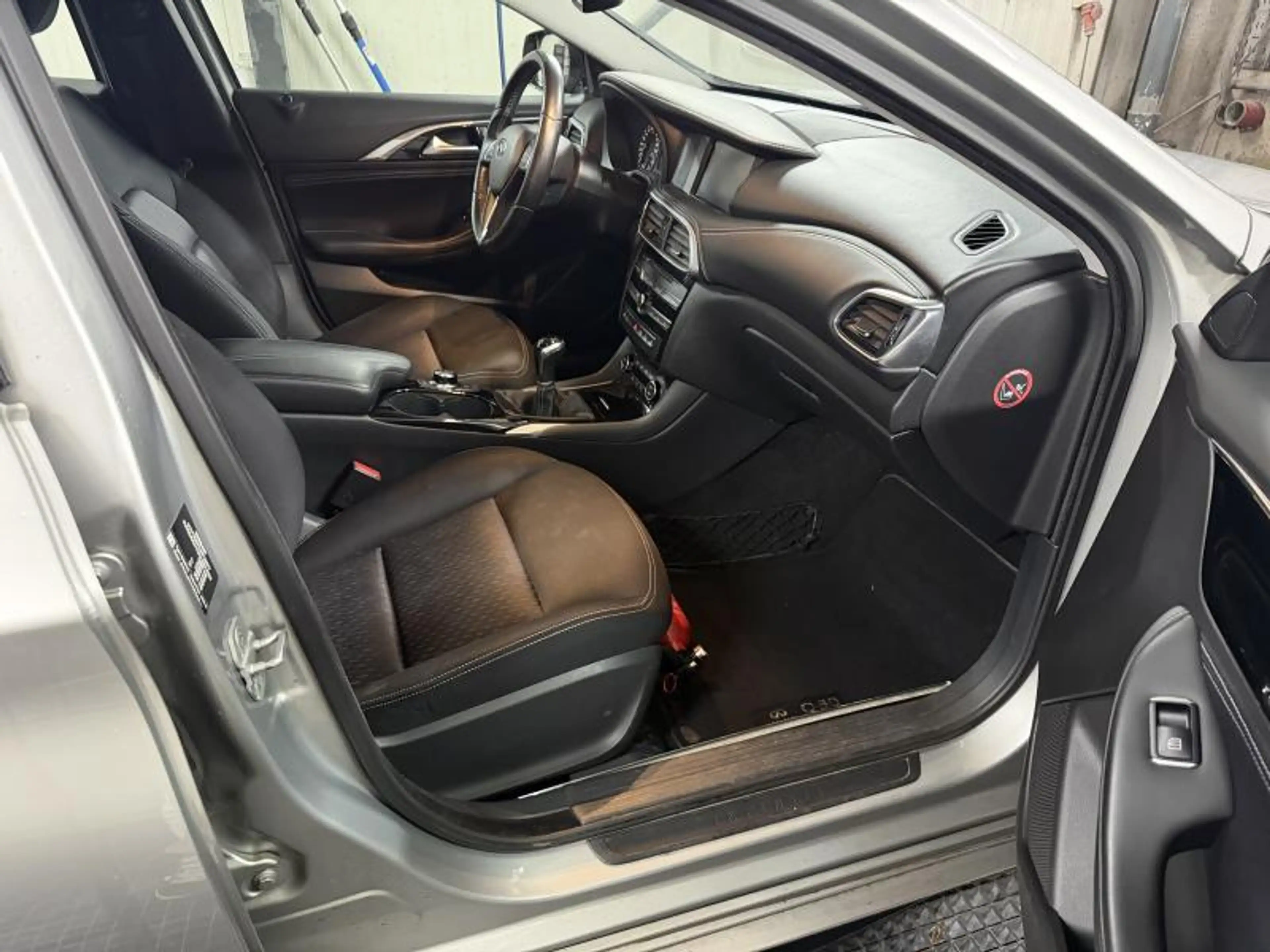 Infiniti Q30 — photo 11