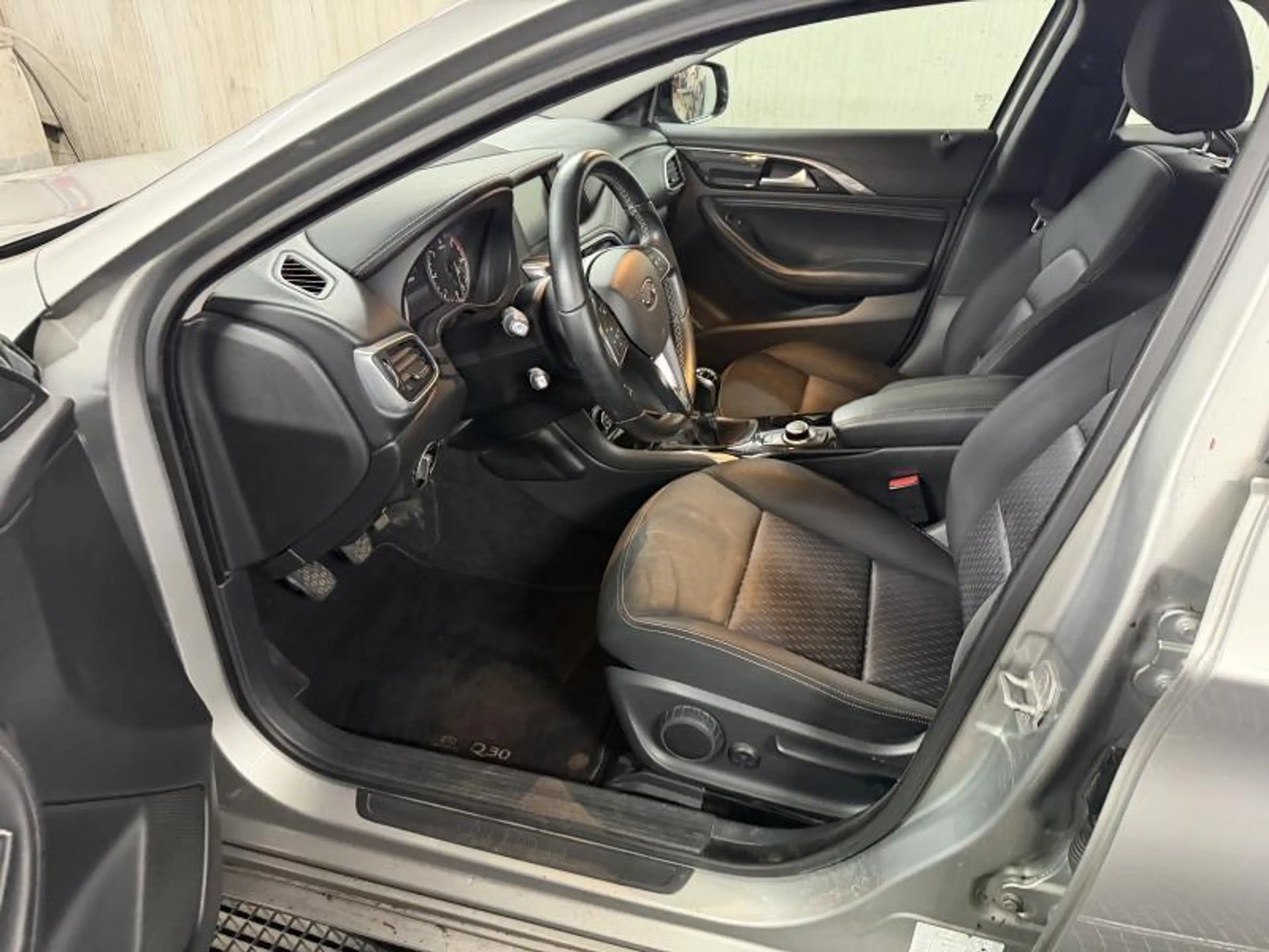 Infiniti Q30 — photo 8