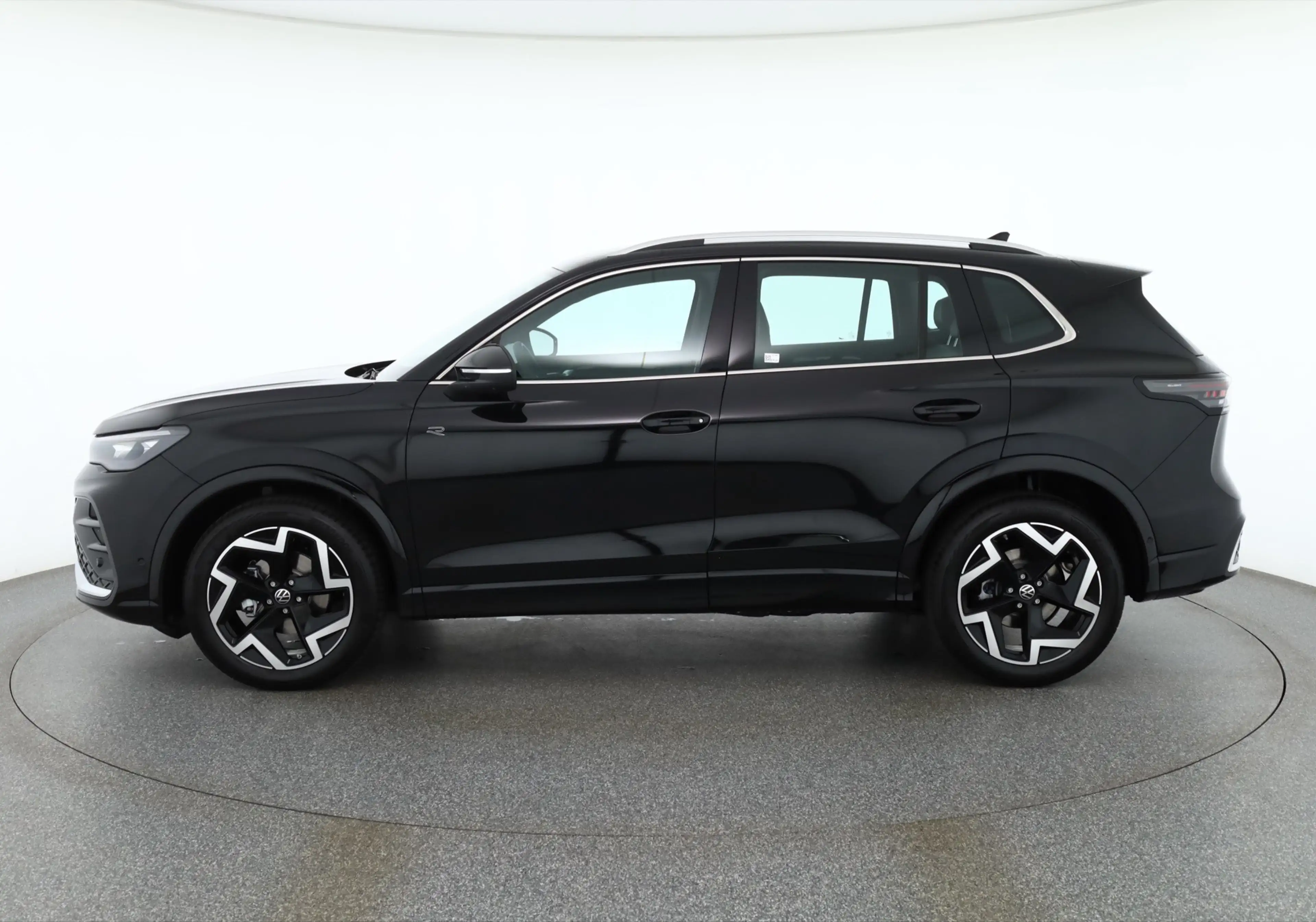 Volkswagen Tiguan 1.5 eTSI R-Line DSG Matrix 360° AHK — photo 2
