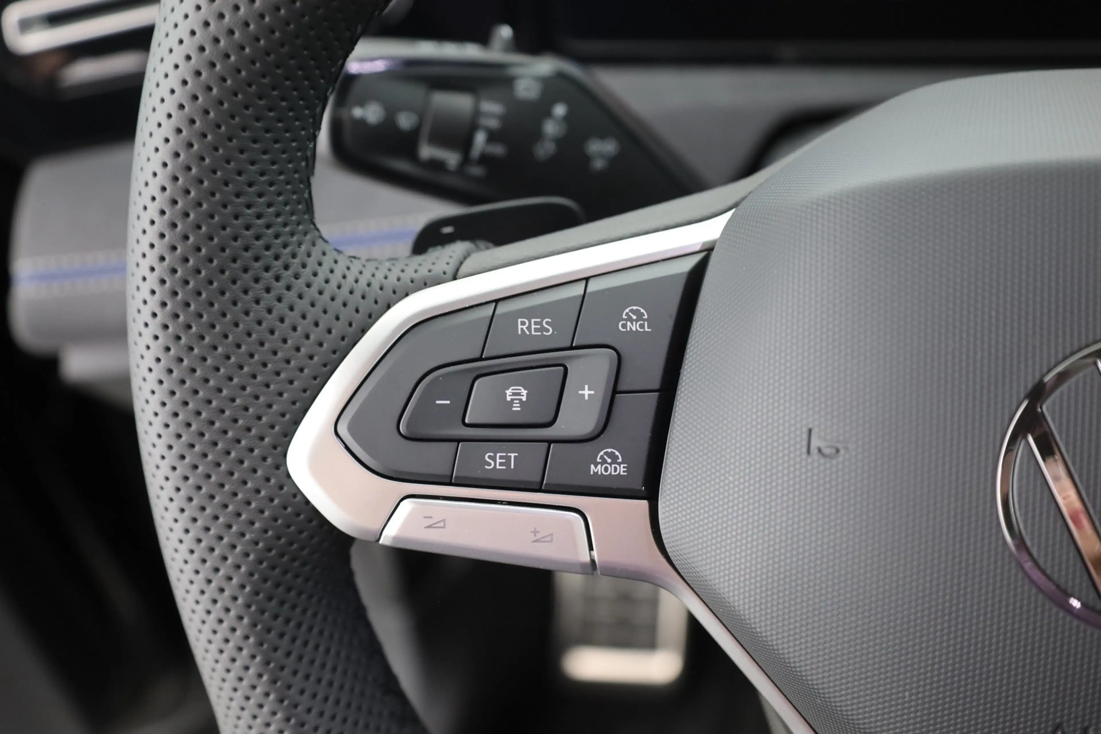 Volkswagen Tiguan 1.5 eTSI R-Line DSG Matrix 360° AHK — photo 12