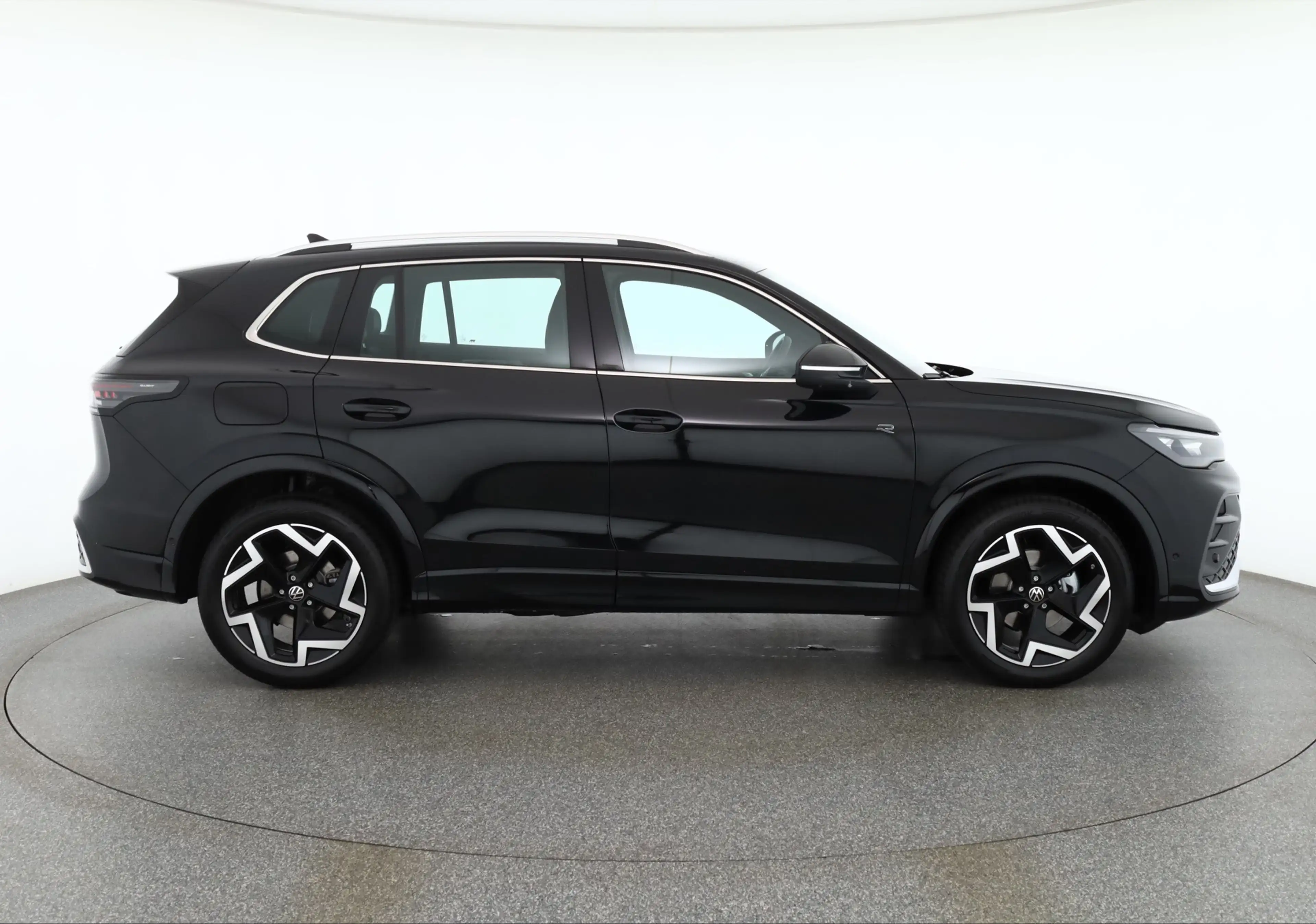 Volkswagen Tiguan 1.5 eTSI R-Line DSG Matrix 360° AHK — photo 6