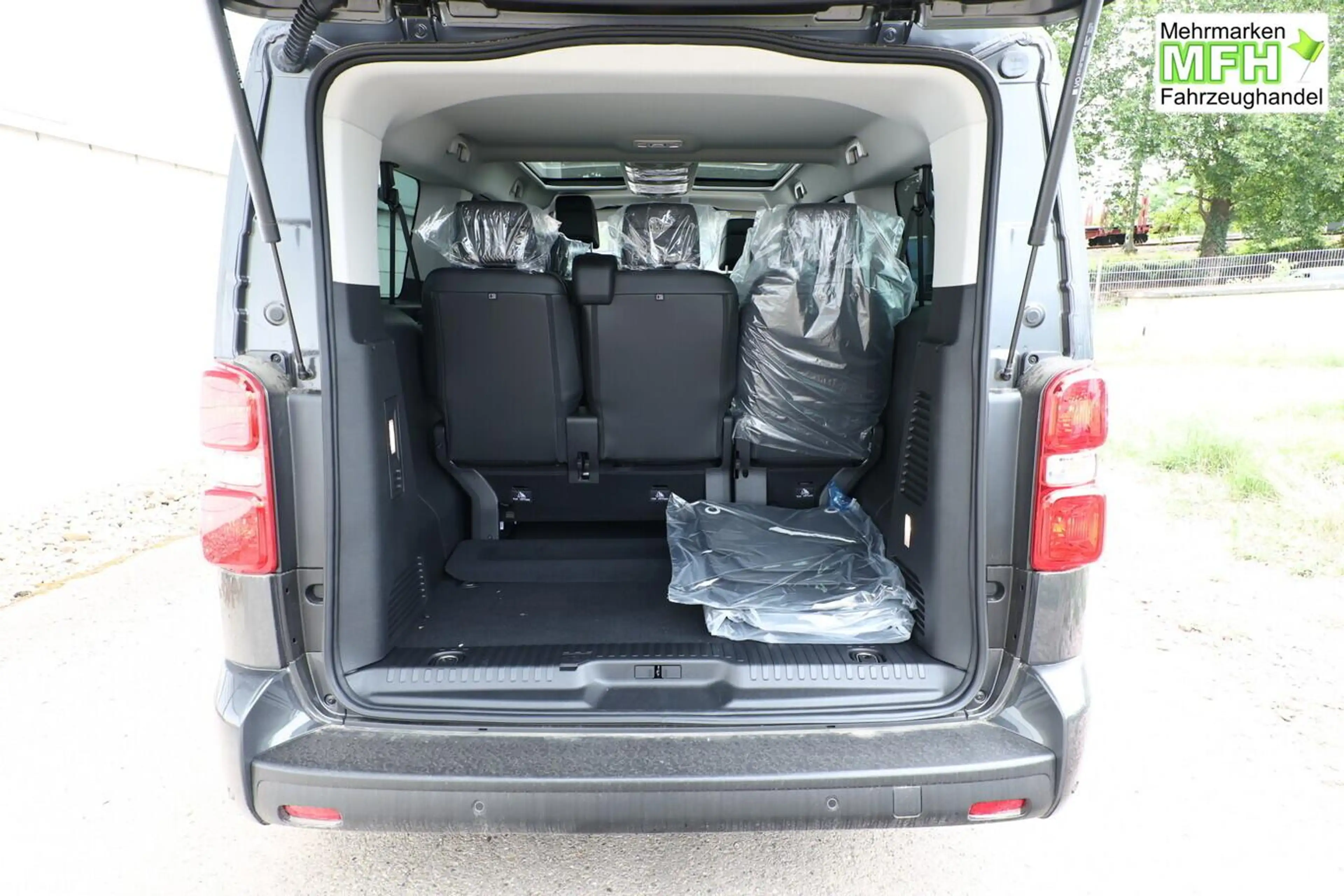 Peugeot Traveller 180 EAT8 Allure L3 Pano Nav AHK StHz 130 kW (17... — photo 11