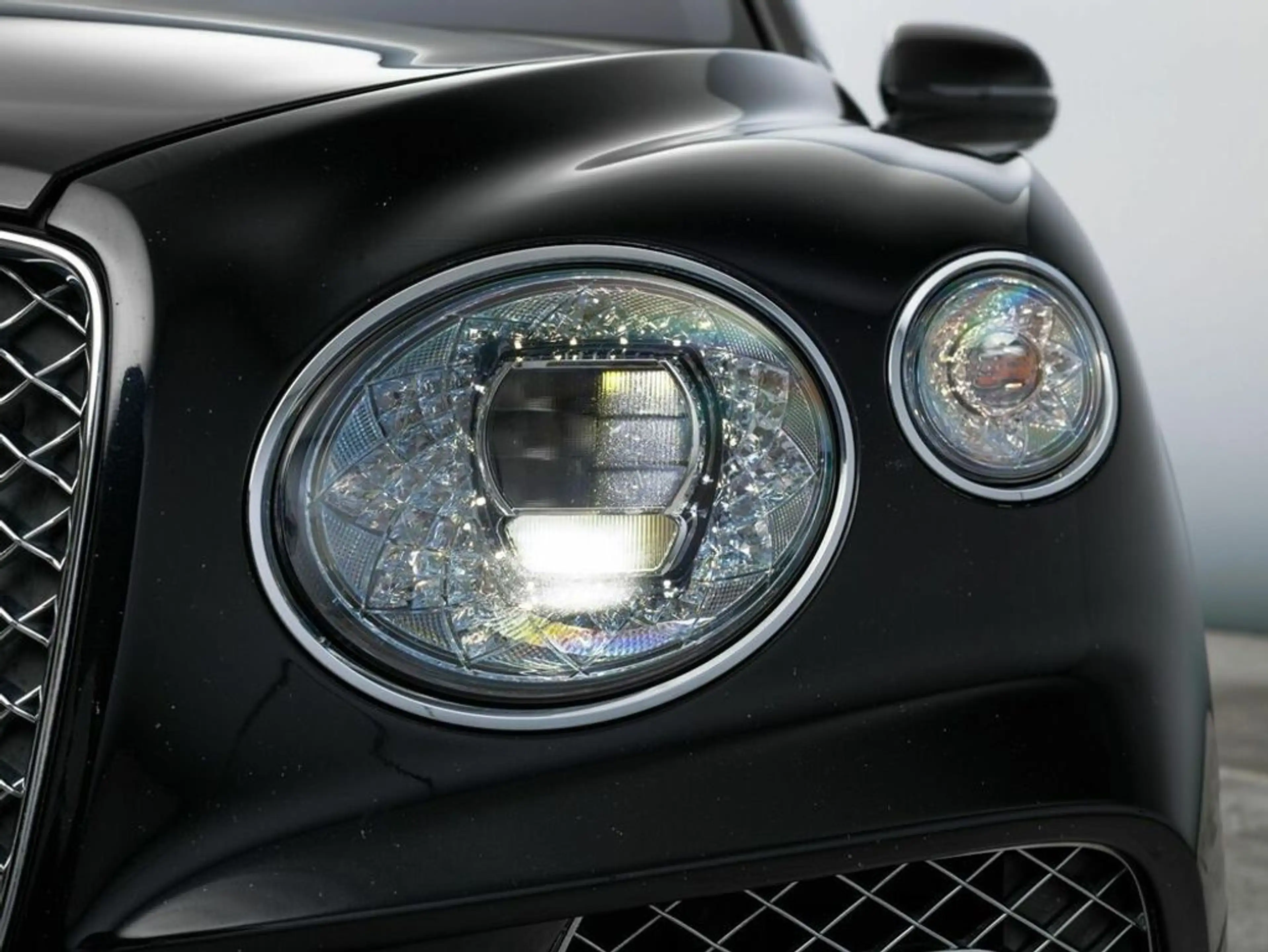 Bentley Bentayga V6 Hybrid — photo 12