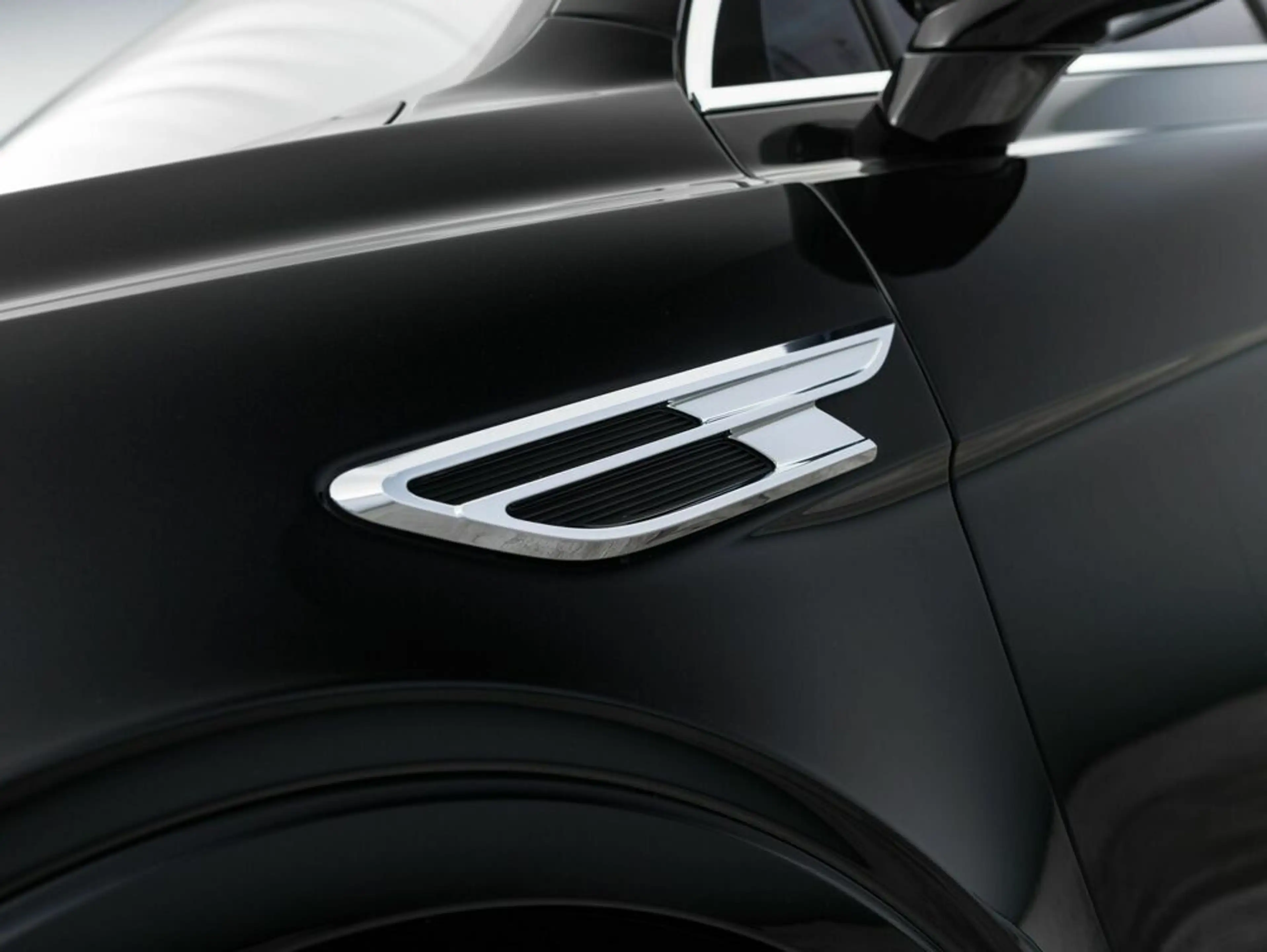 Bentley Bentayga V6 Hybrid — photo 9