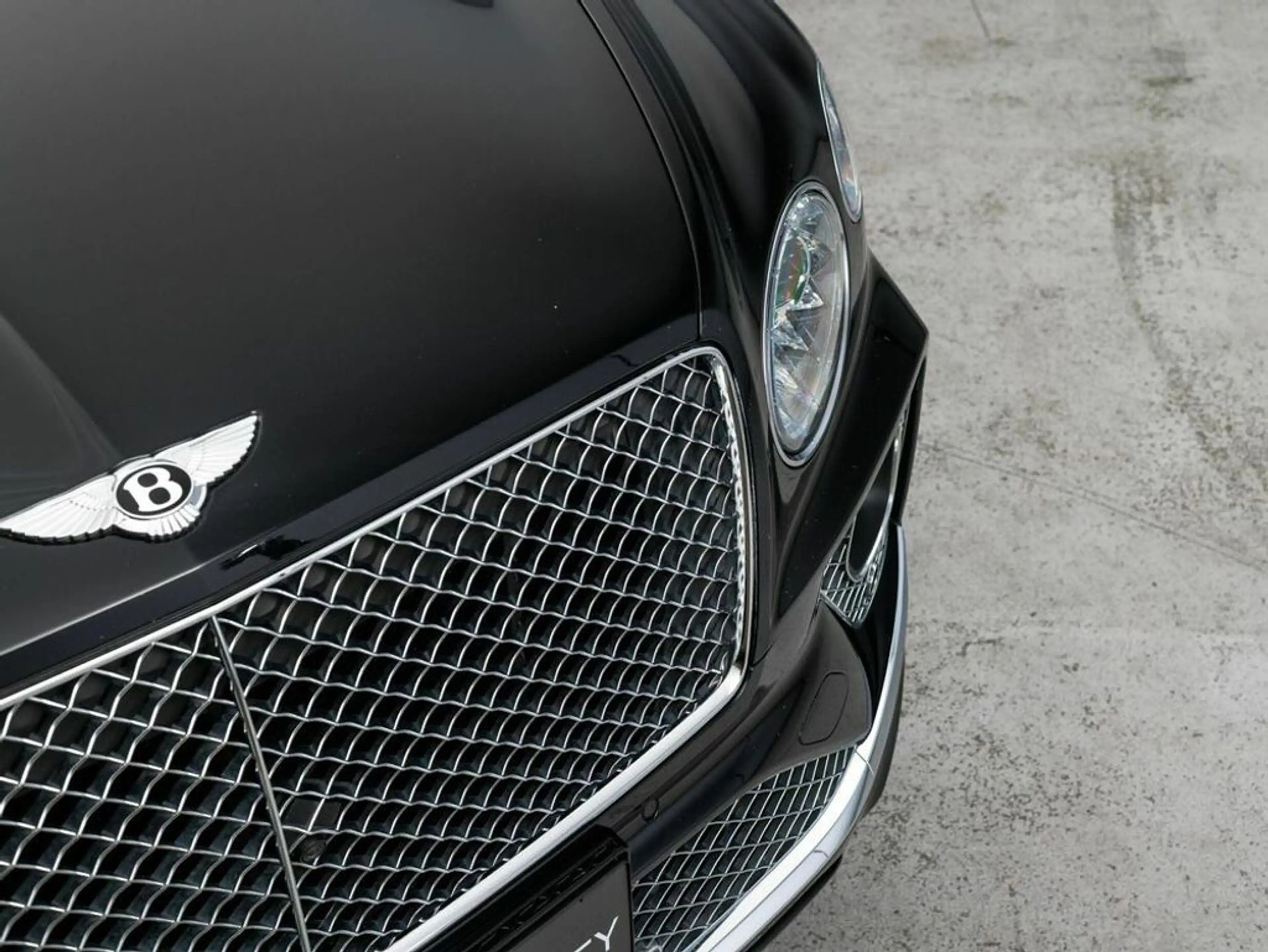 Bentley Bentayga V6 Hybrid — photo 11