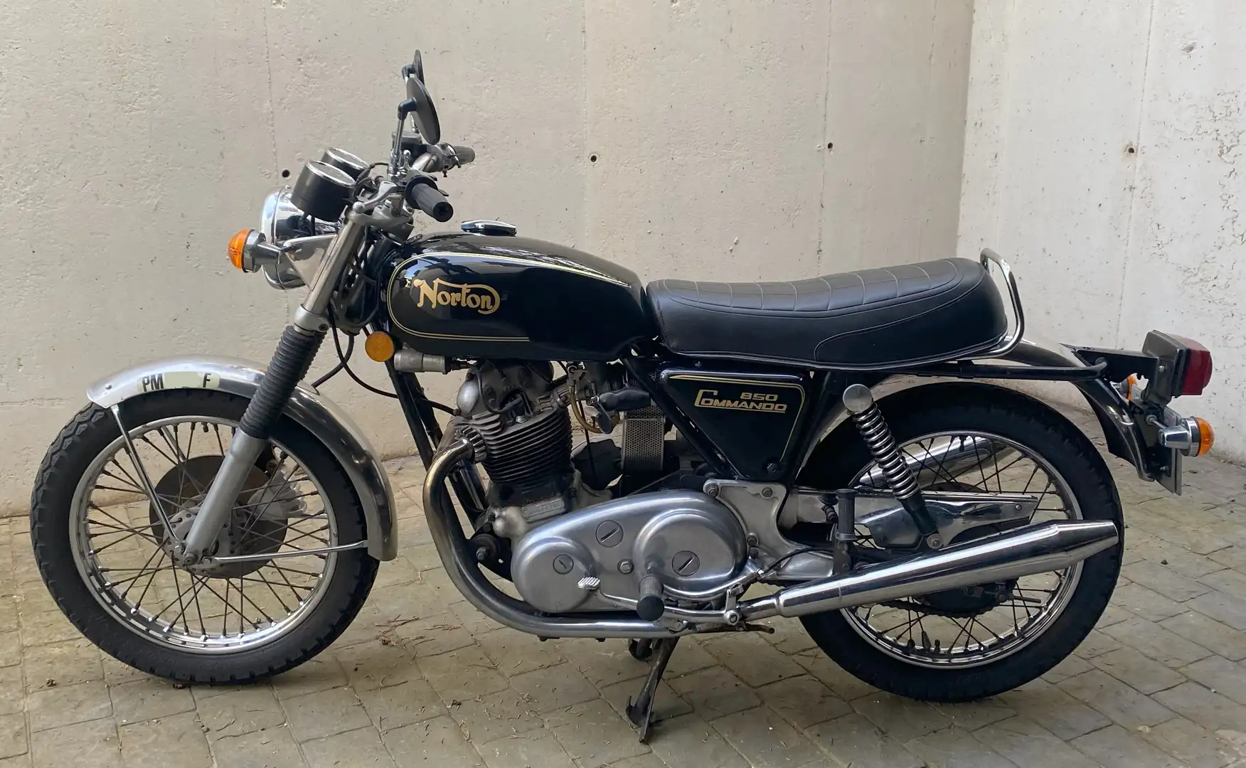 Norton Commando 850 Roadster Negro - 2