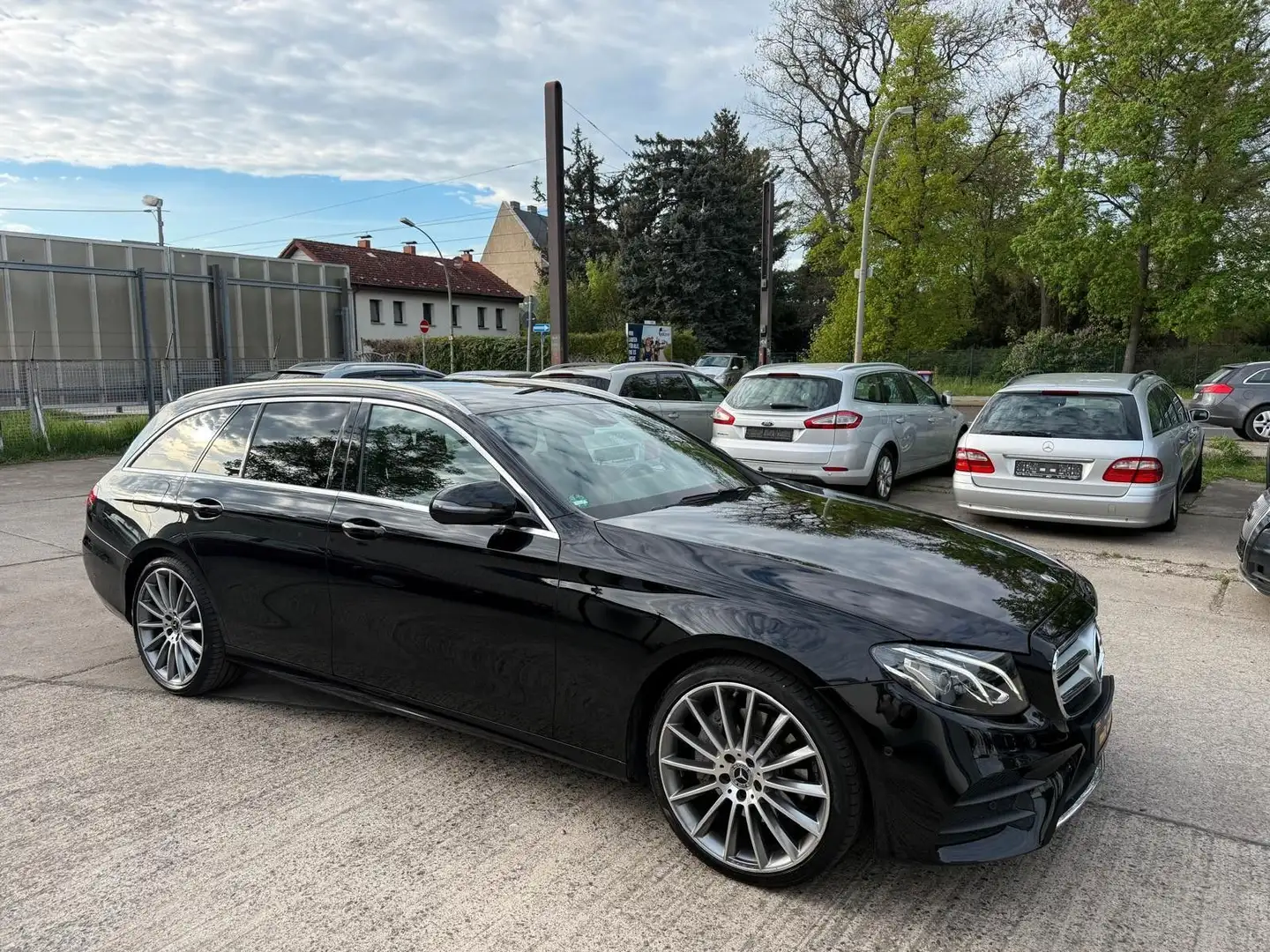 Mercedes-Benz E 220 T-Modell DIESEL *AMG*AHK*DIGITAL*TUV NEU* Schwarz - 1