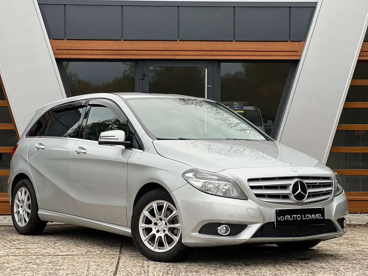 Mercedes-Benz B 180