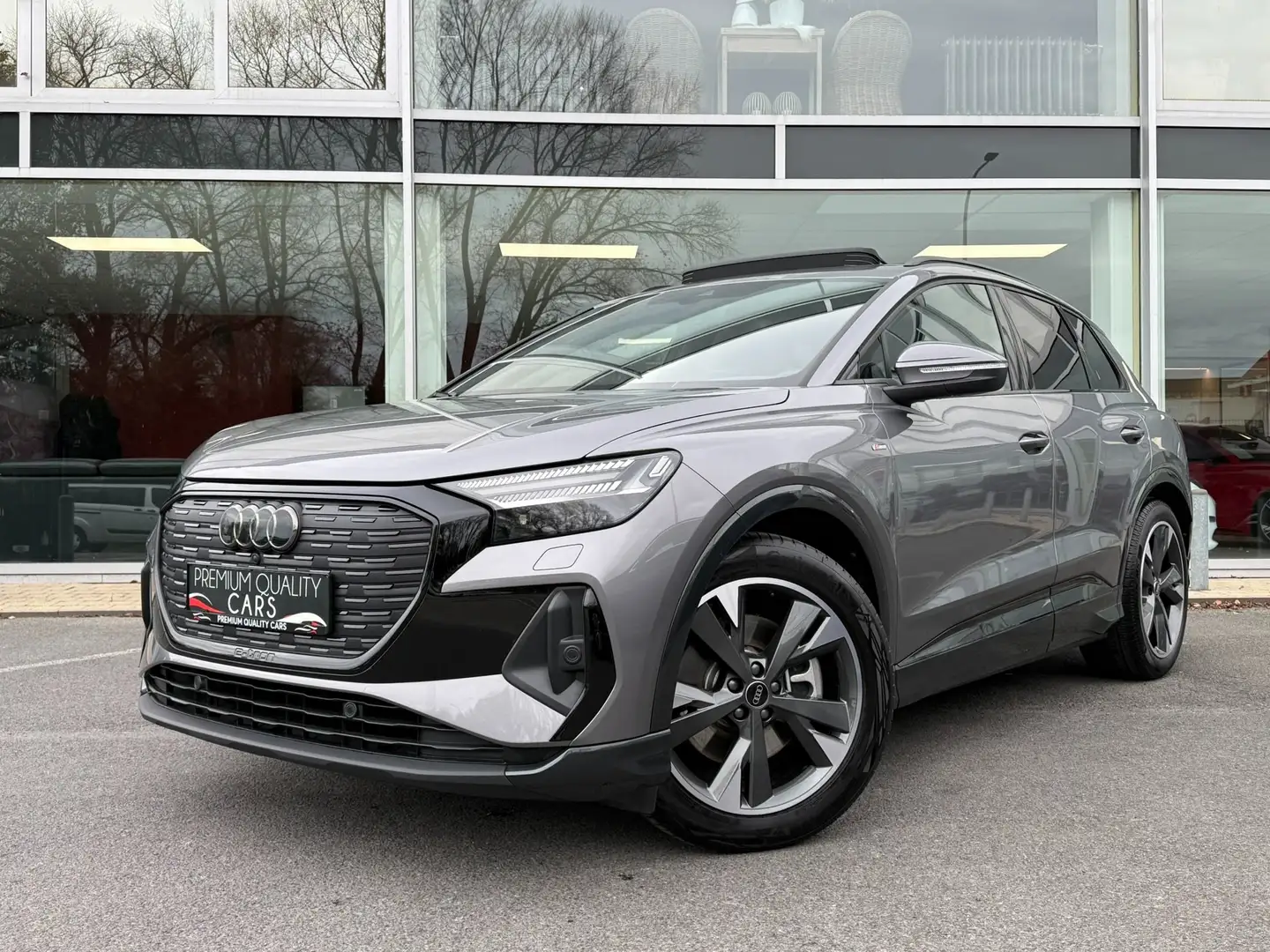 Audi Q4 e-tron E-TRON 45 / S-LINE / TREKHAAK / PANO / ZETELVRWM / Grau - 1