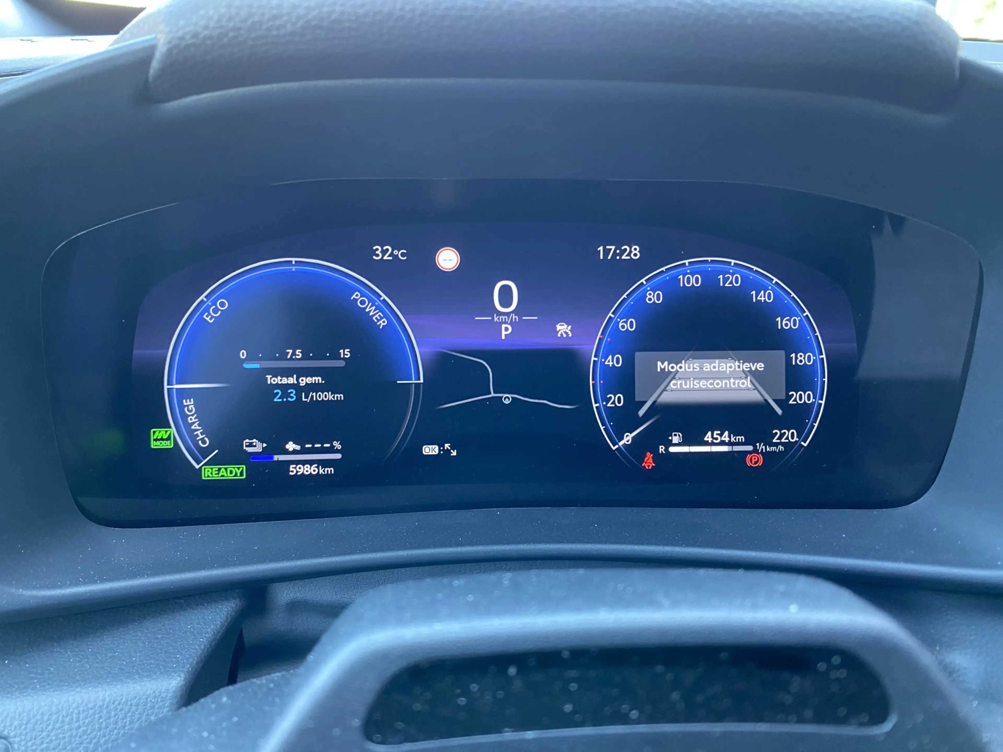 Toyota C-HR 2.0 Plug-in Hybrid 220 Executive — photo 14