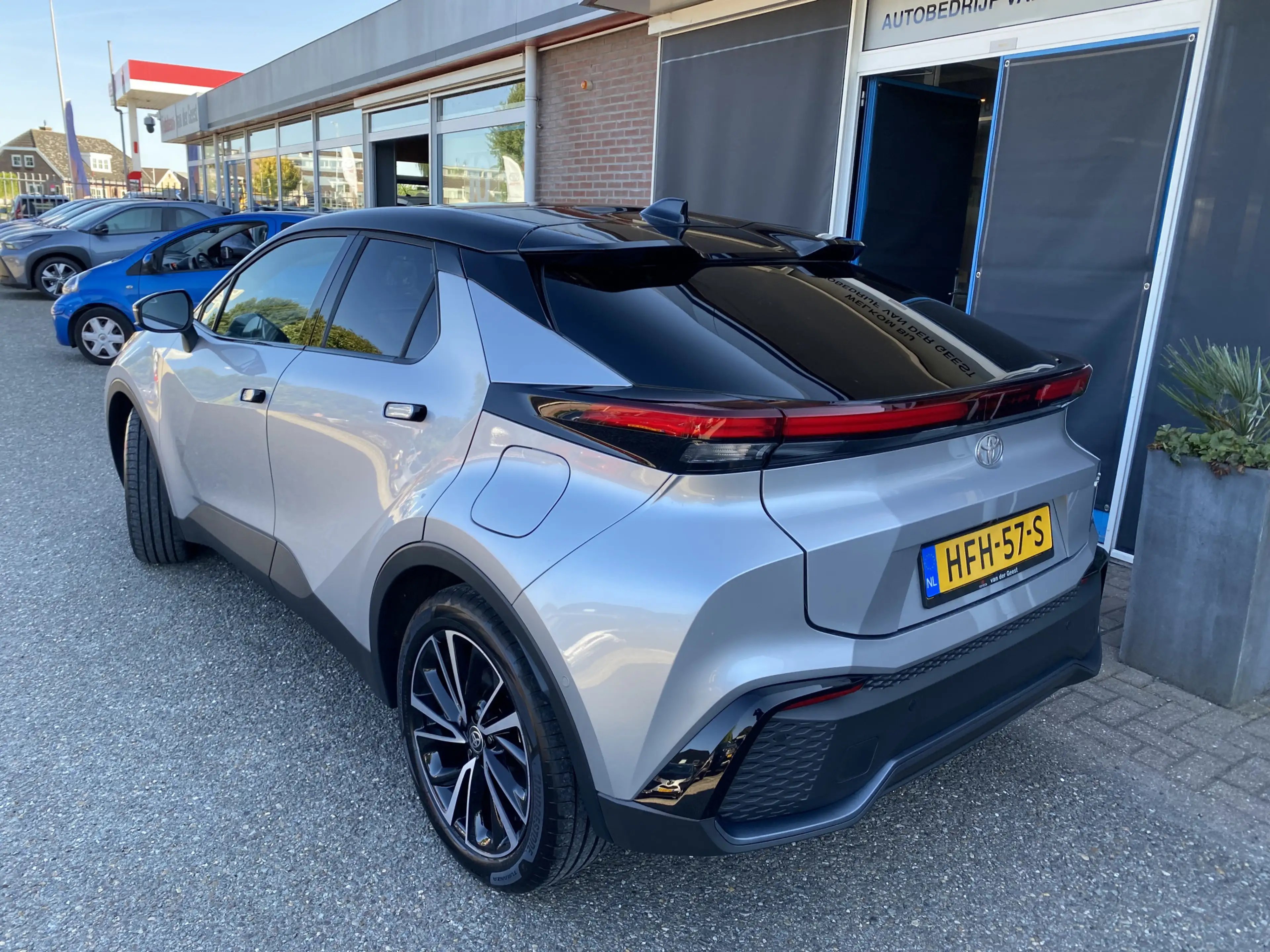 Toyota C-HR 2.0 Plug-in Hybrid 220 Executive — photo 3