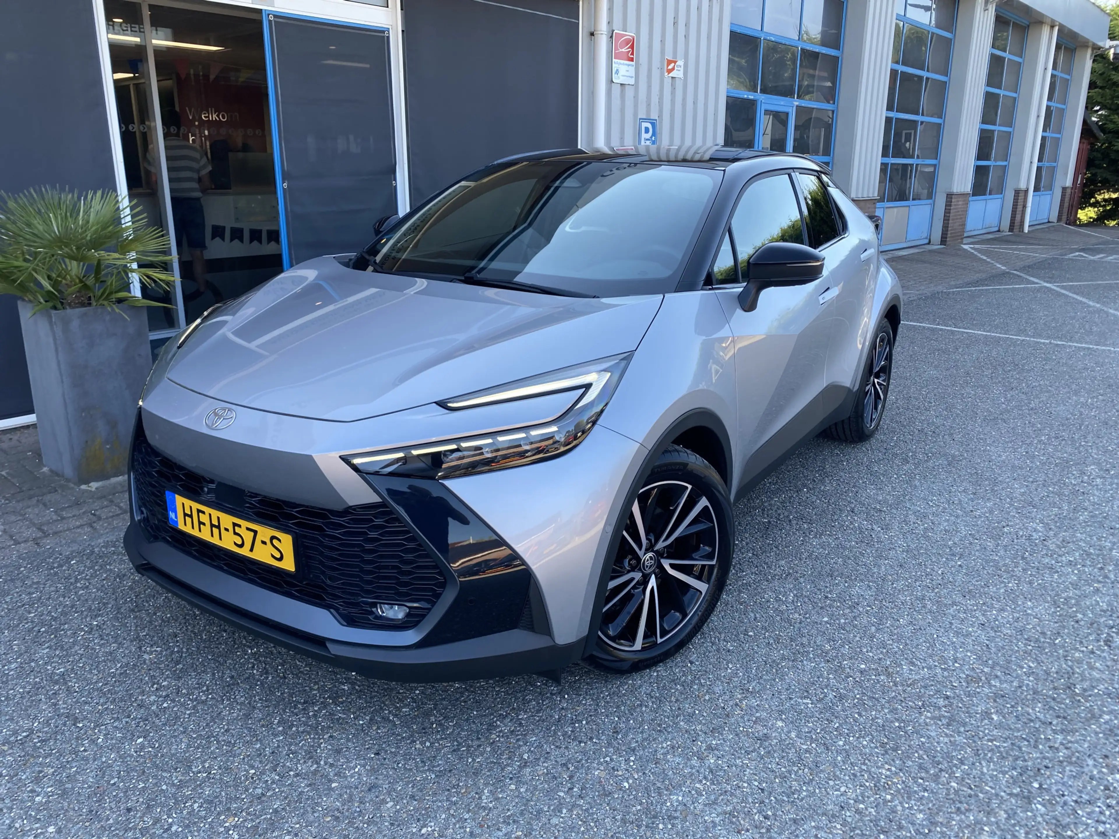 Toyota C-HR 2.0 Plug-in Hybrid 220 Executive — photo 2