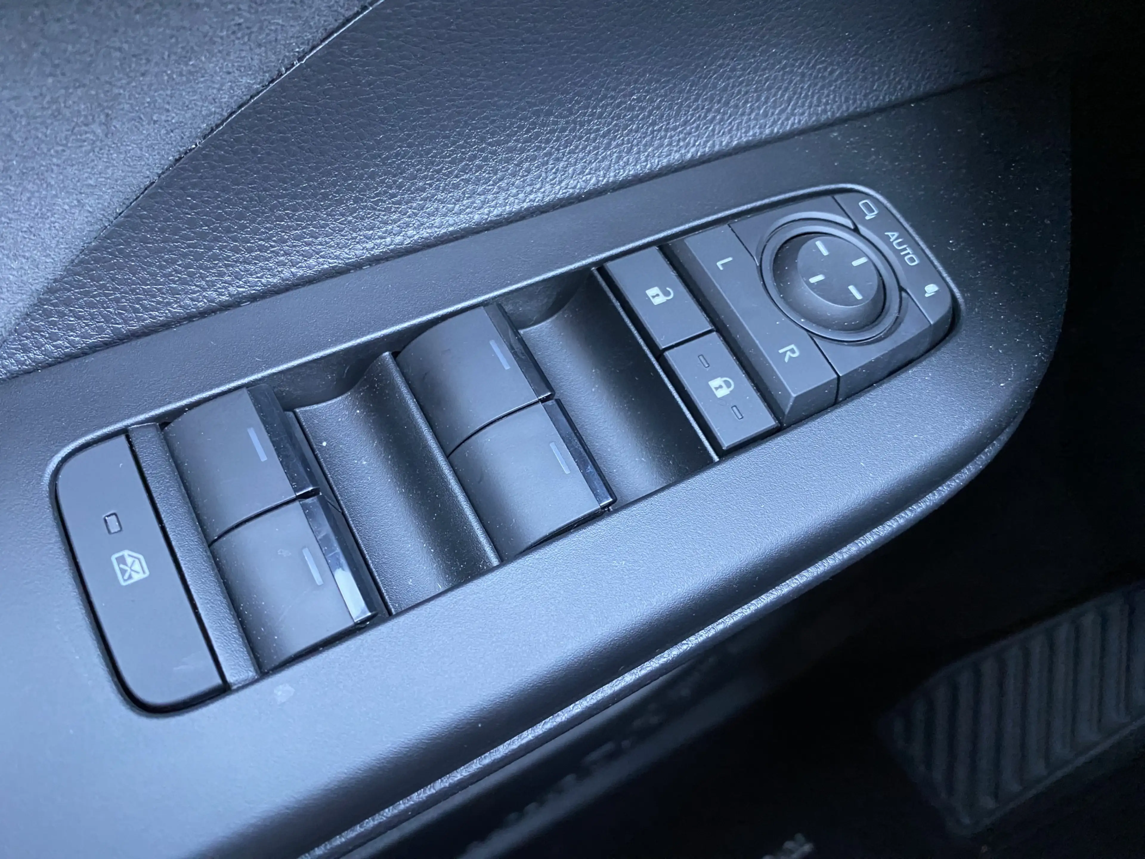 Toyota C-HR 2.0 Plug-in Hybrid 220 Executive — photo 11