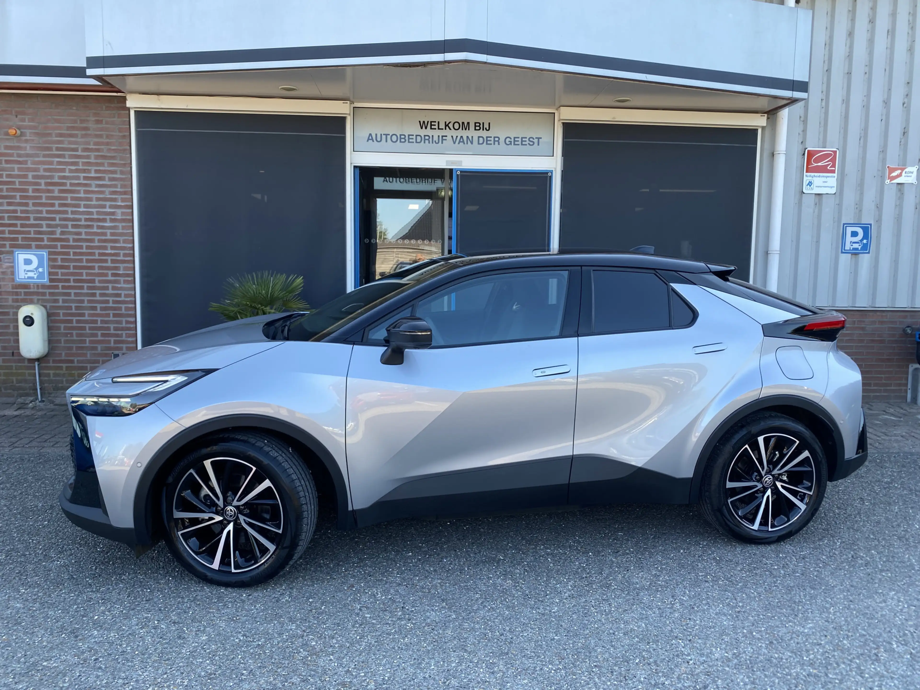 Toyota C-HR 2.0 Plug-in Hybrid 220 Executive