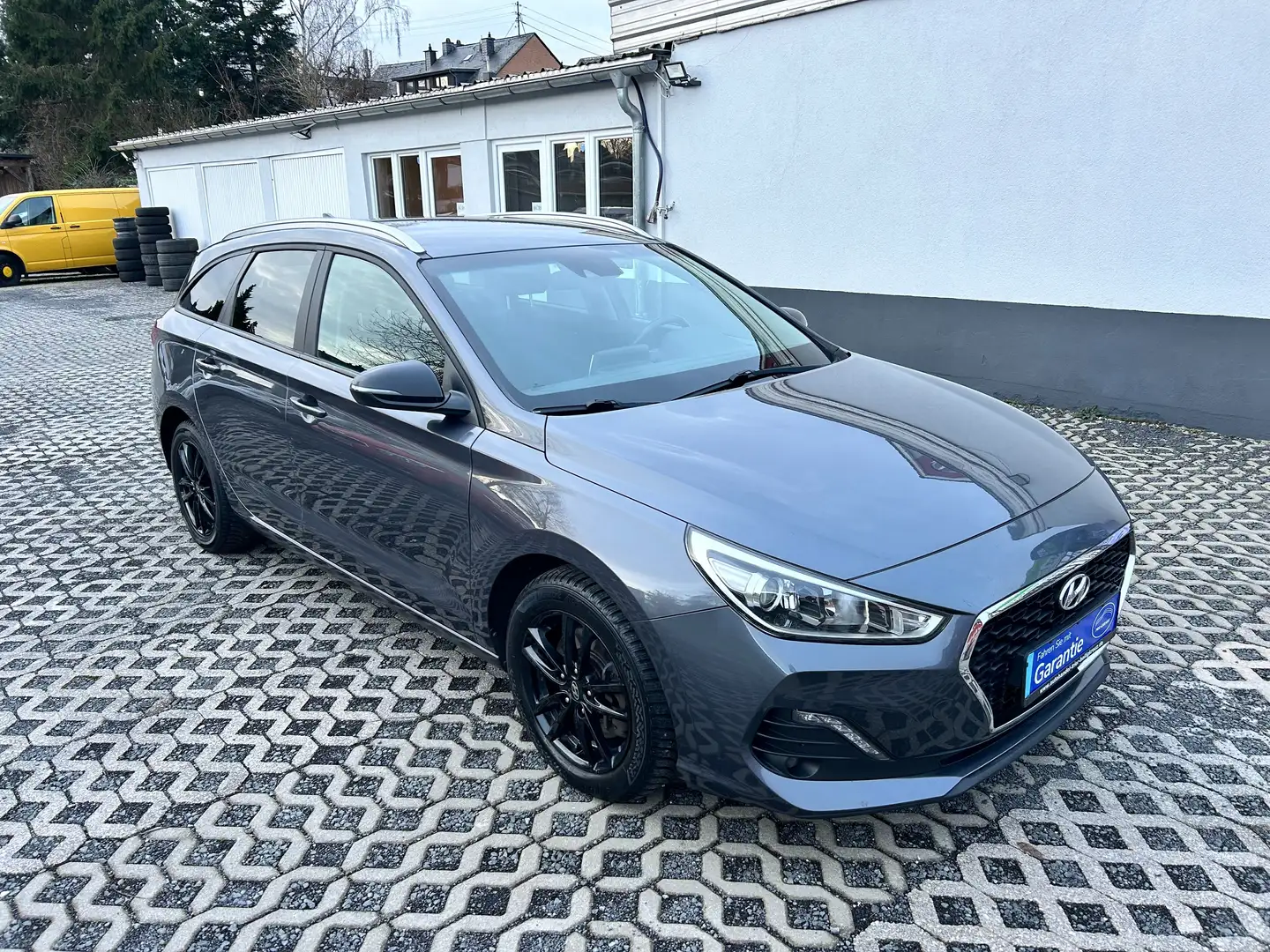Hyundai i30 YES!- Benzin, Garantie, SitzH, LenkrH, Kamera, 8Fb Grau - 2