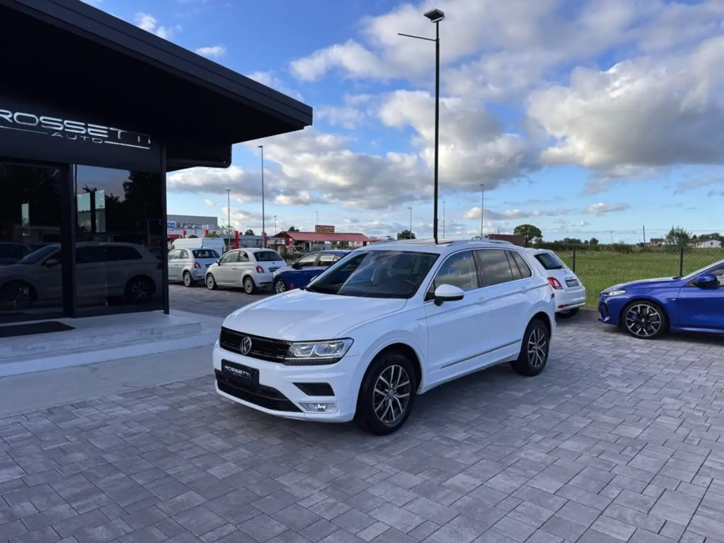 Volkswagen Tiguan 1.6 TDI  Business BlueMotion ANCHE NEOPATENTATI Wit - 1