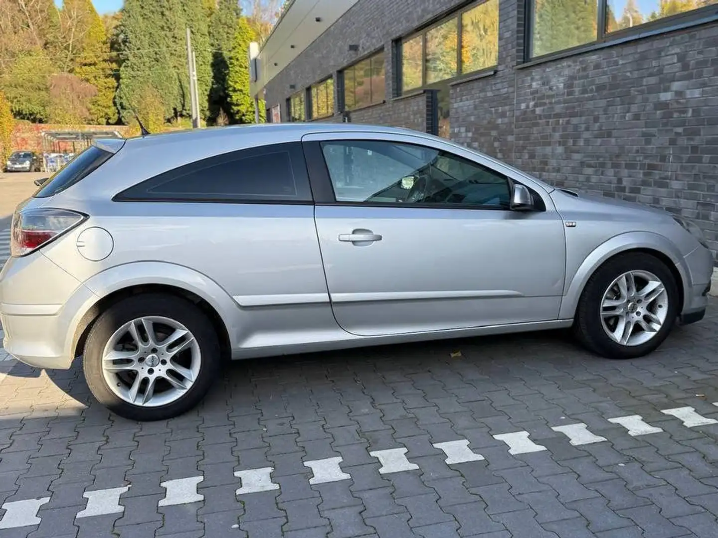 Opel Astra Astra GTC Fließheck  3-Türer GTC 1.4 Edition Silber - 2