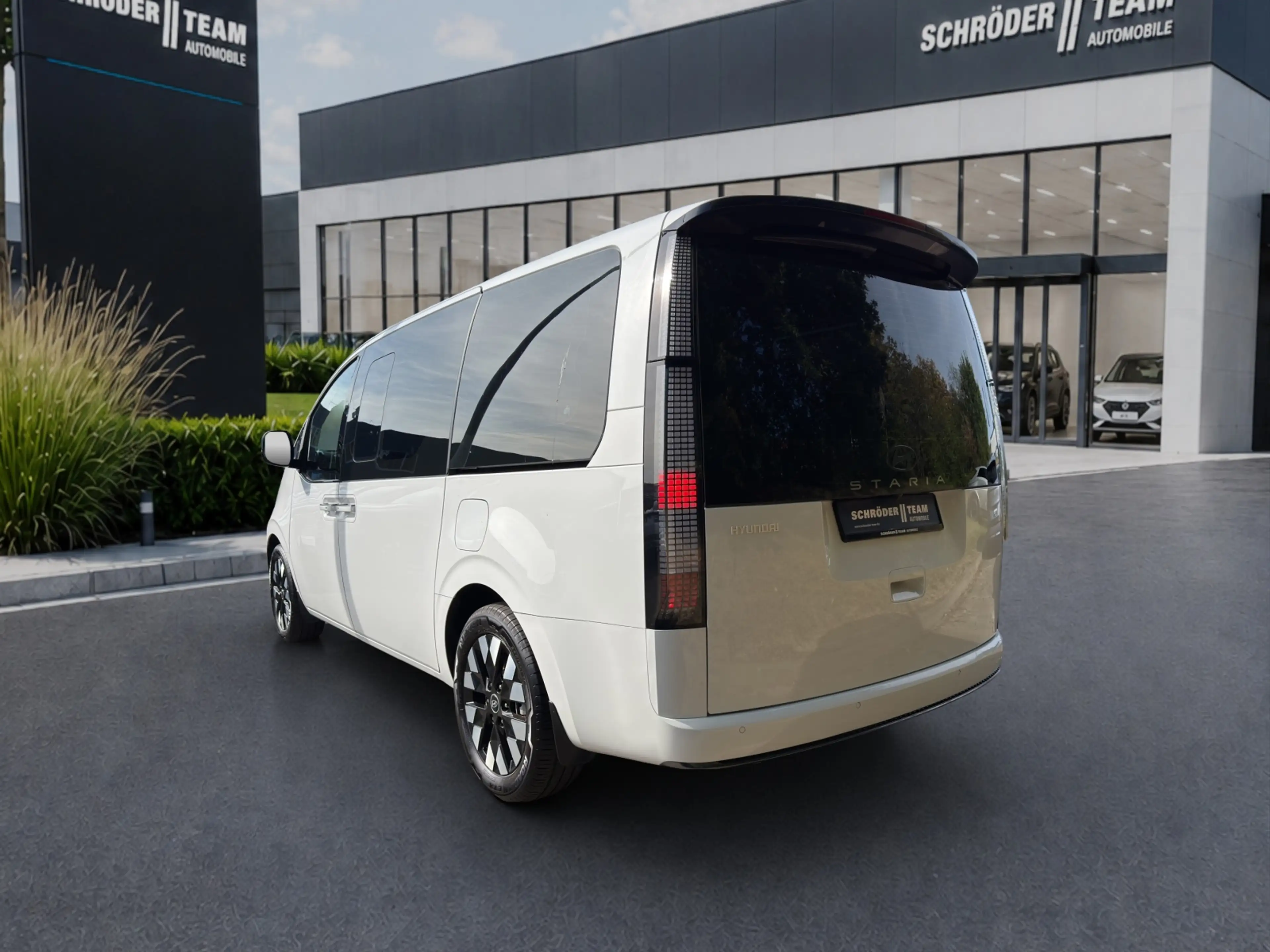 Hyundai STARIA Hybrid 1.6 T-GDi Signature PANO/NSCC/BOSE — photo 3