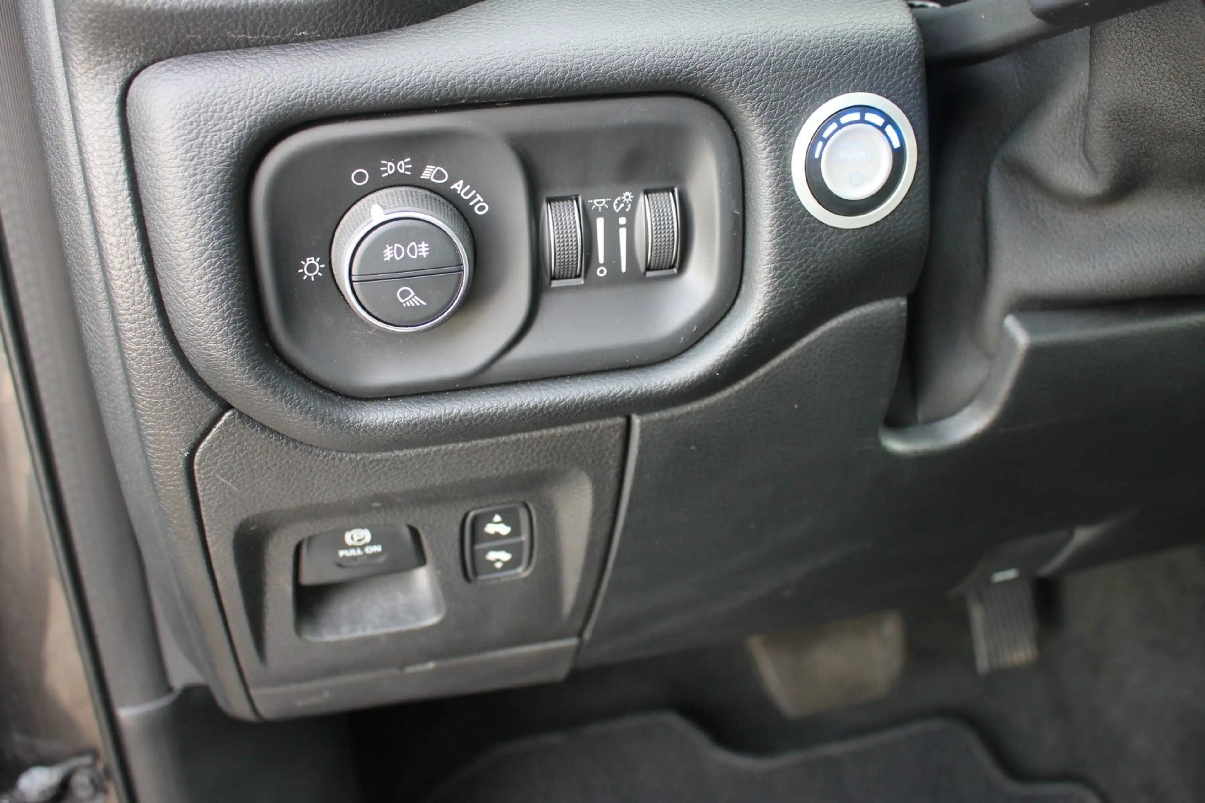 Dodge RAM 1500 5,7 Laramie Night Luft,LPG,360°1.Hand — photo 11
