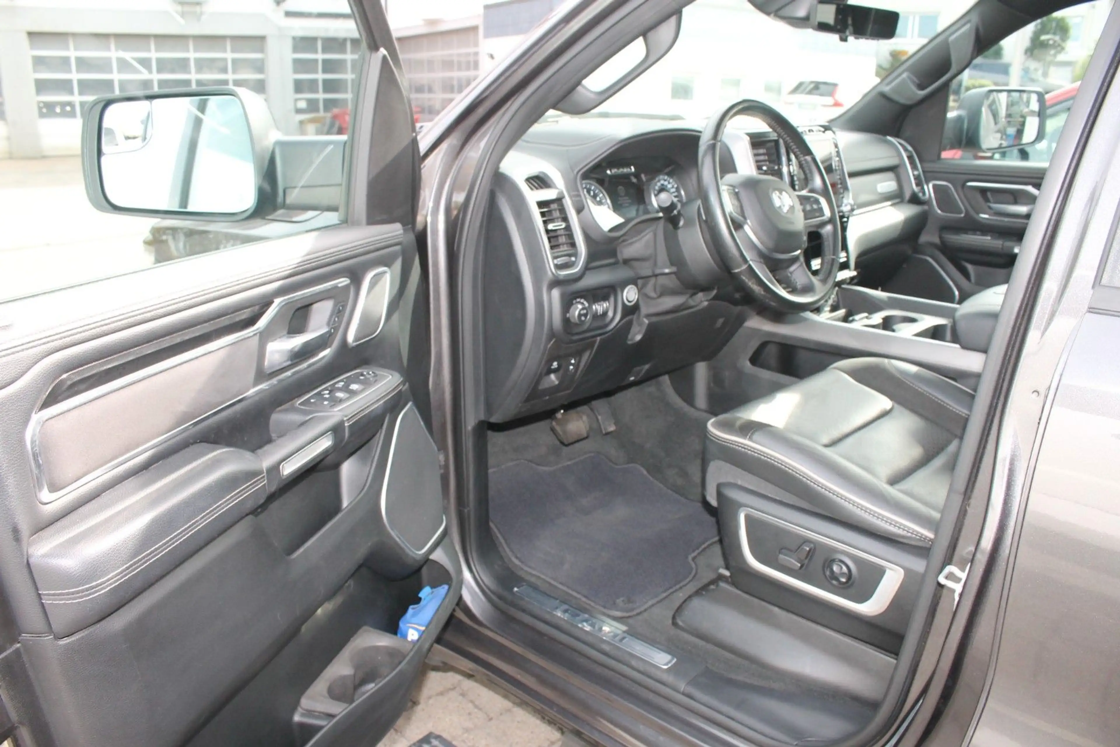 Dodge RAM 1500 5,7 Laramie Night Luft,LPG,360°1.Hand — photo 9