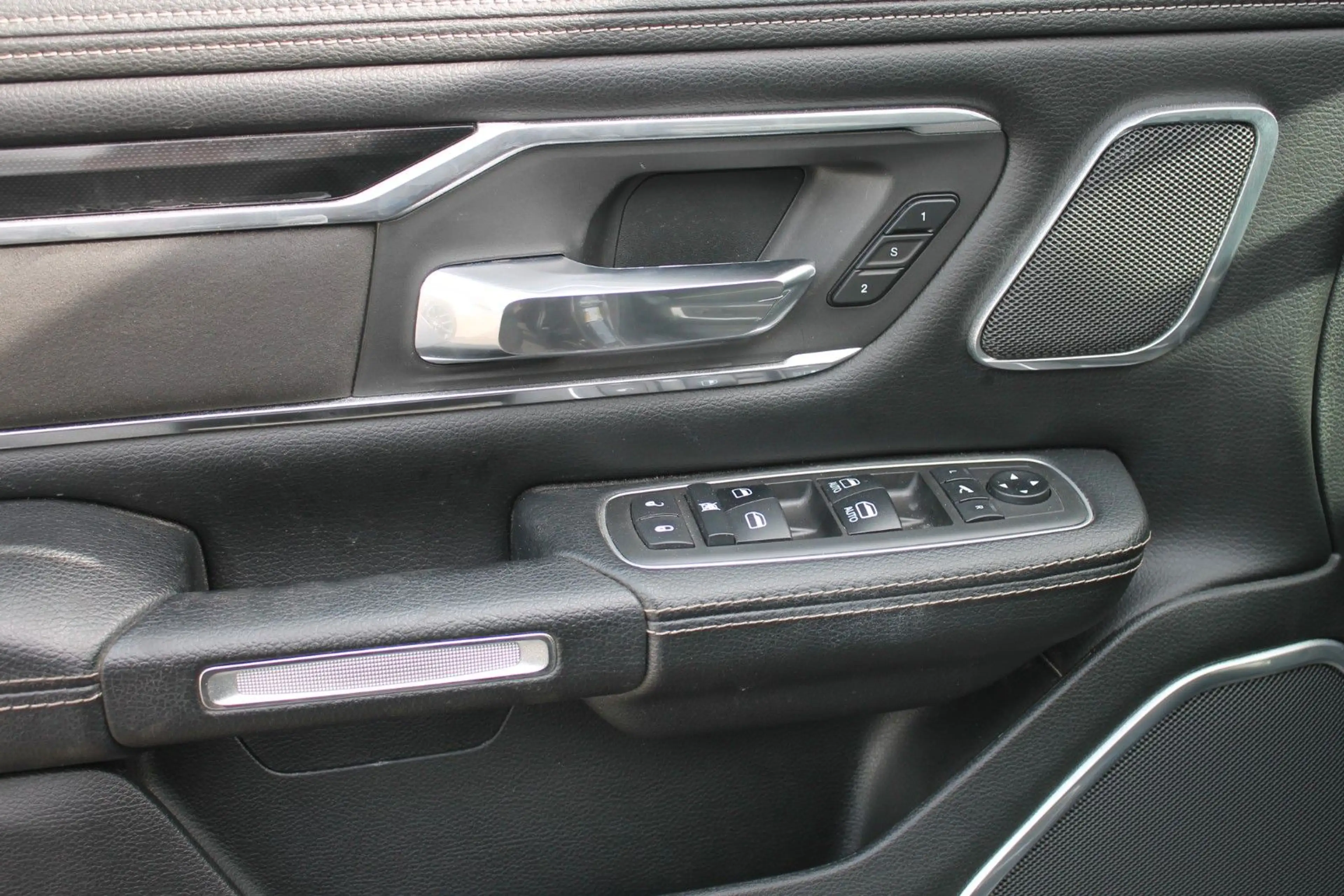 Dodge RAM 1500 5,7 Laramie Night Luft,LPG,360°1.Hand — photo 10