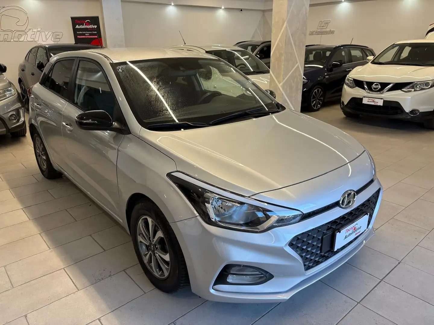 Hyundai i20 1.2 mpi Connectline econext Gpl 73cv *PROMO* Silber - 1